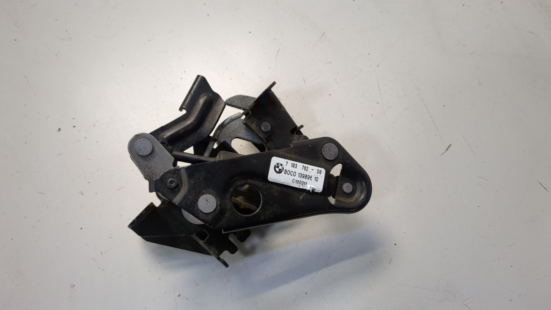 Замок капота