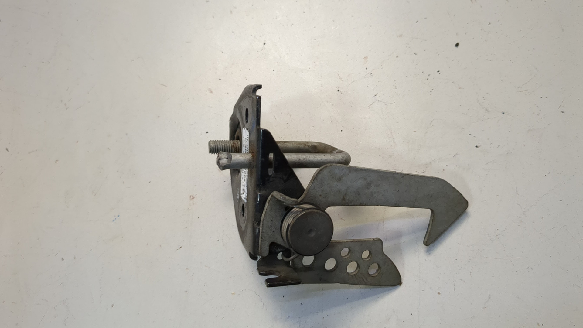 Замок капота