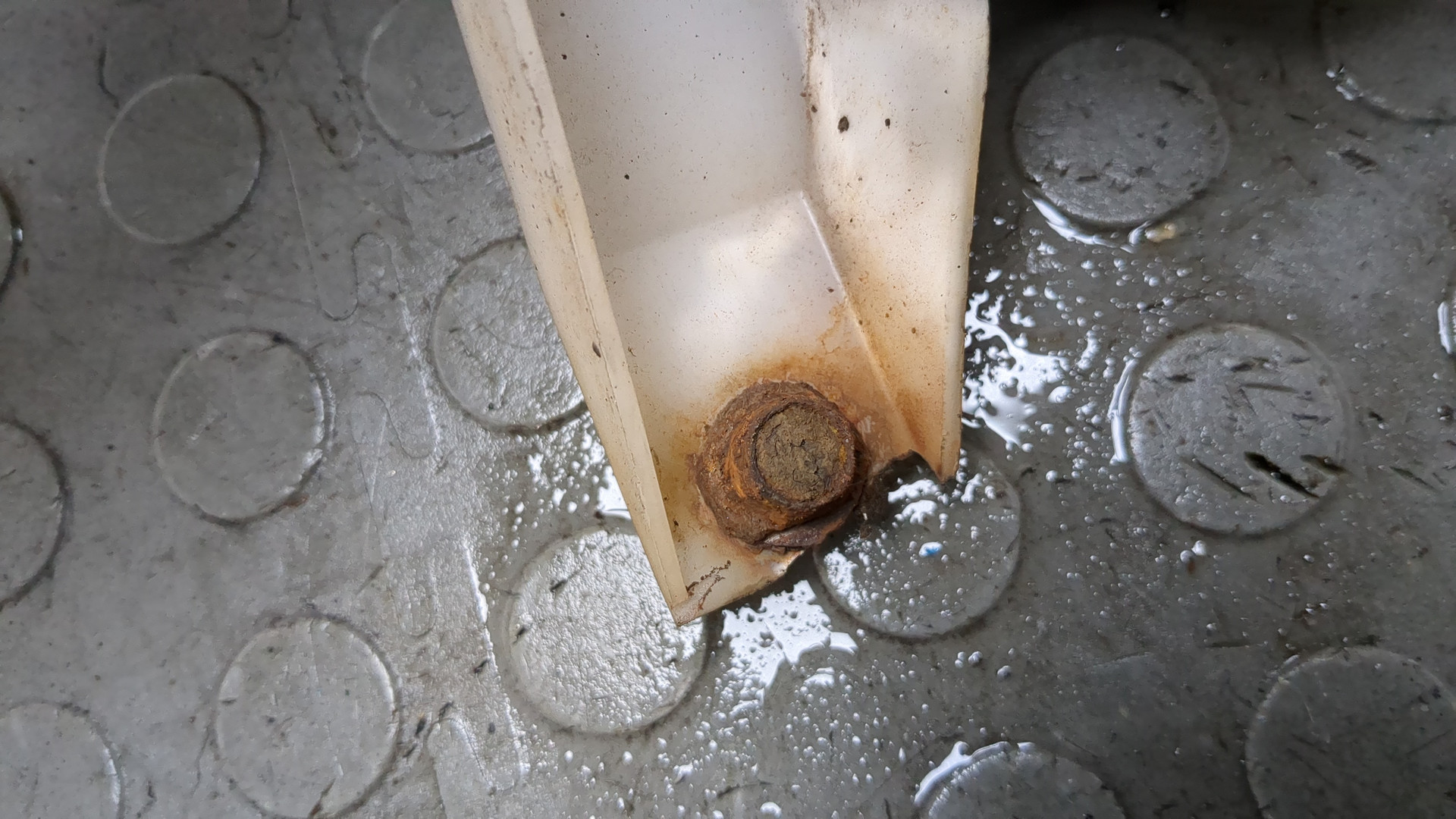 Бачок омывателя лобового стекла