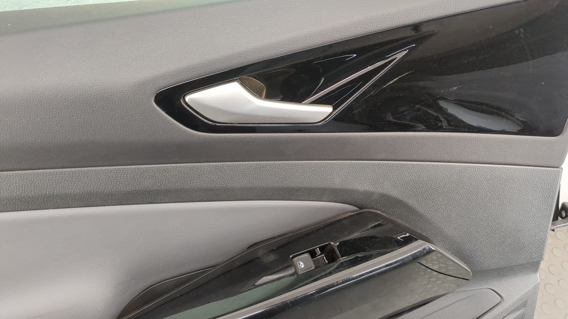 Дверь передняя левая