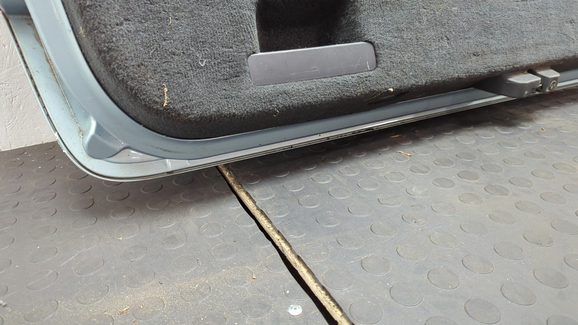 Дверь багажника