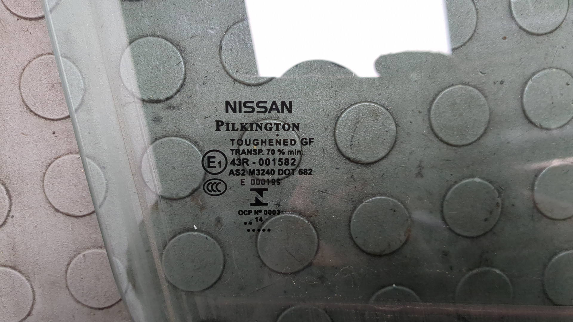 Стекло двери передней правой