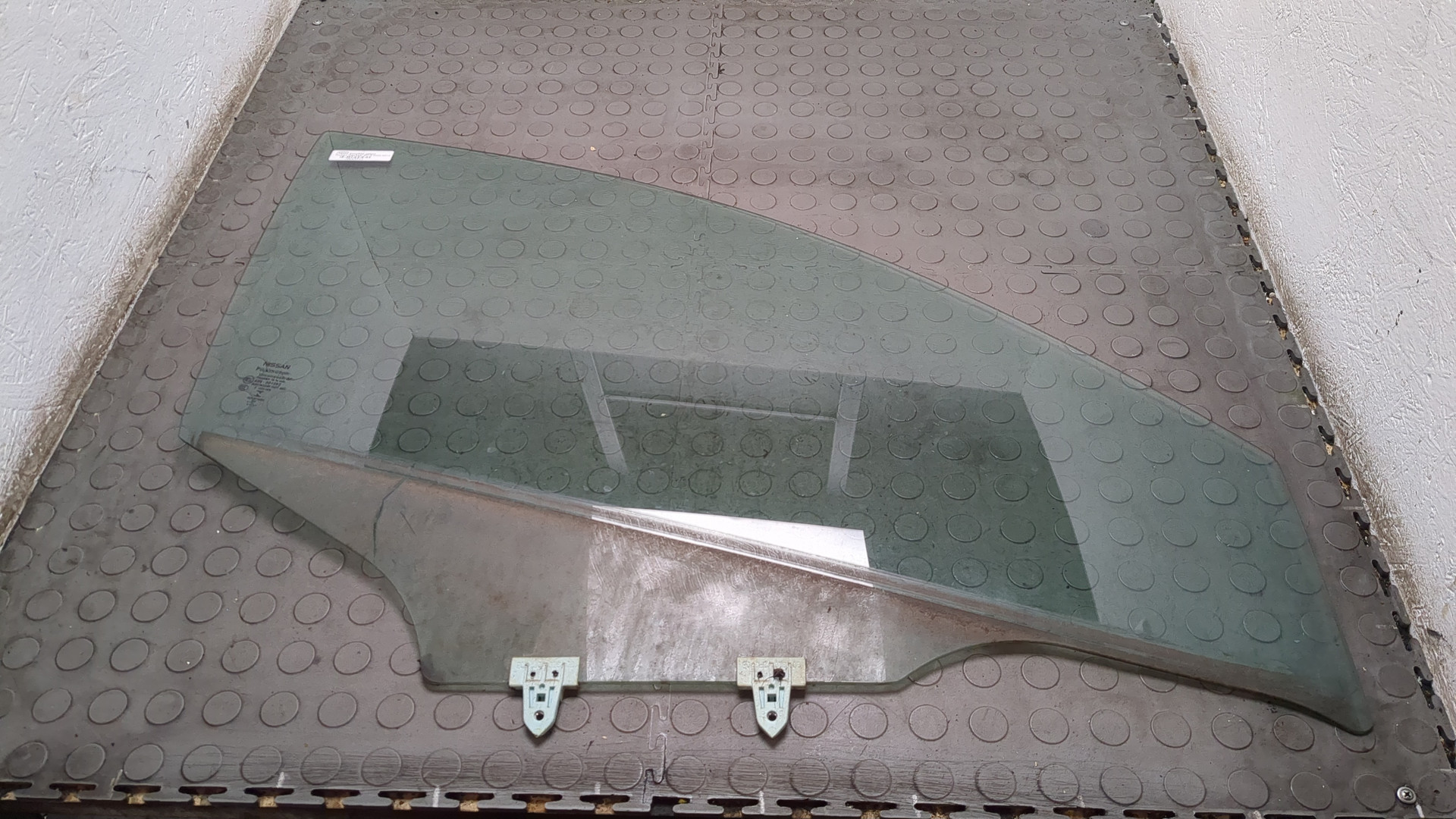 Стекло двери передней правой