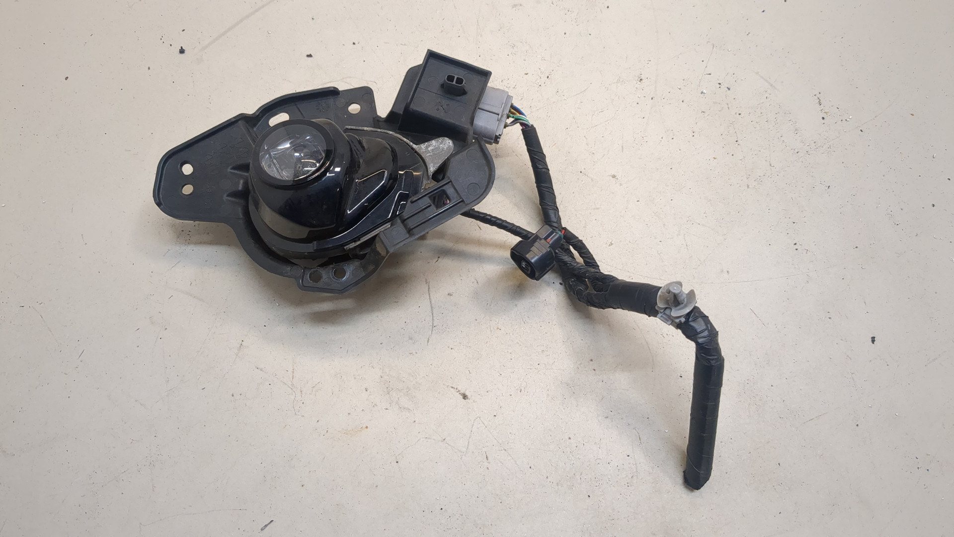 Фара противотуманная левая