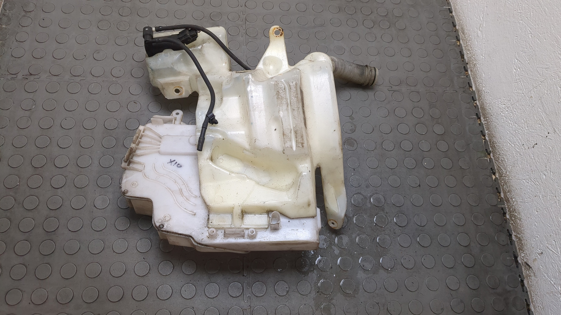 Бачок омывателя лобового стекла