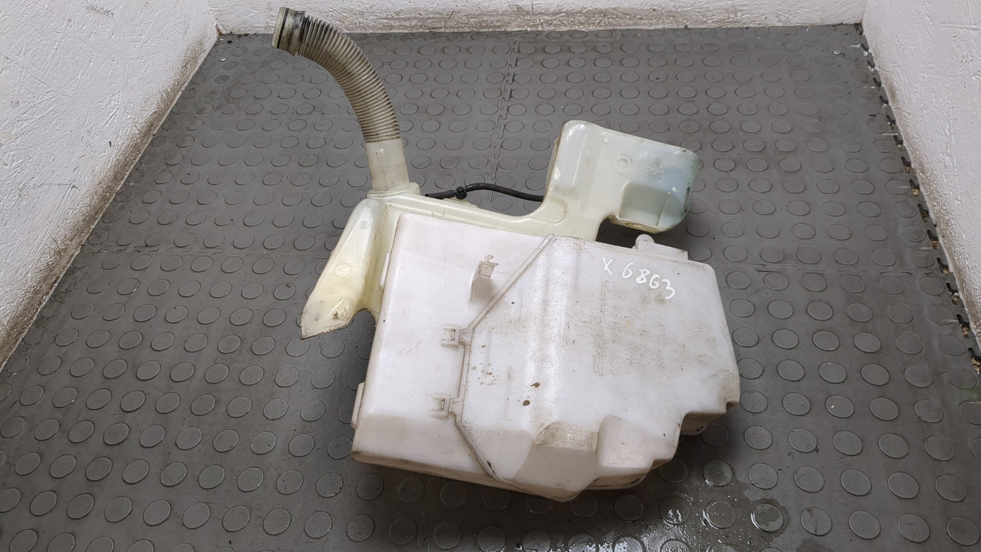 Бачок омывателя лобового стекла