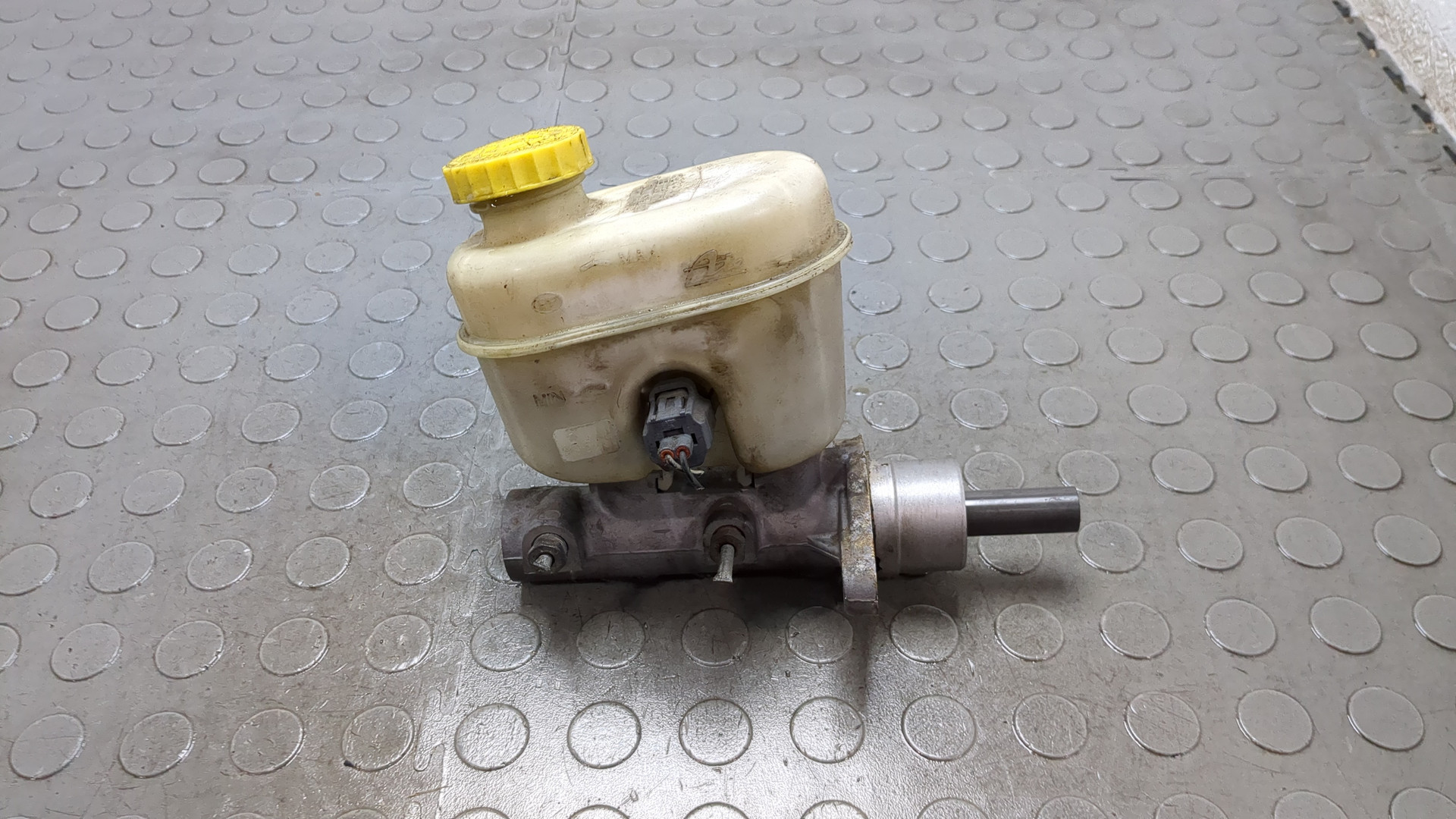 Цилиндр тормозной главный