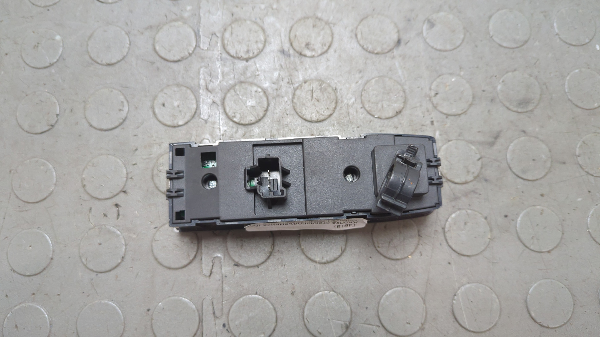 Кнопка стеклоподъемника