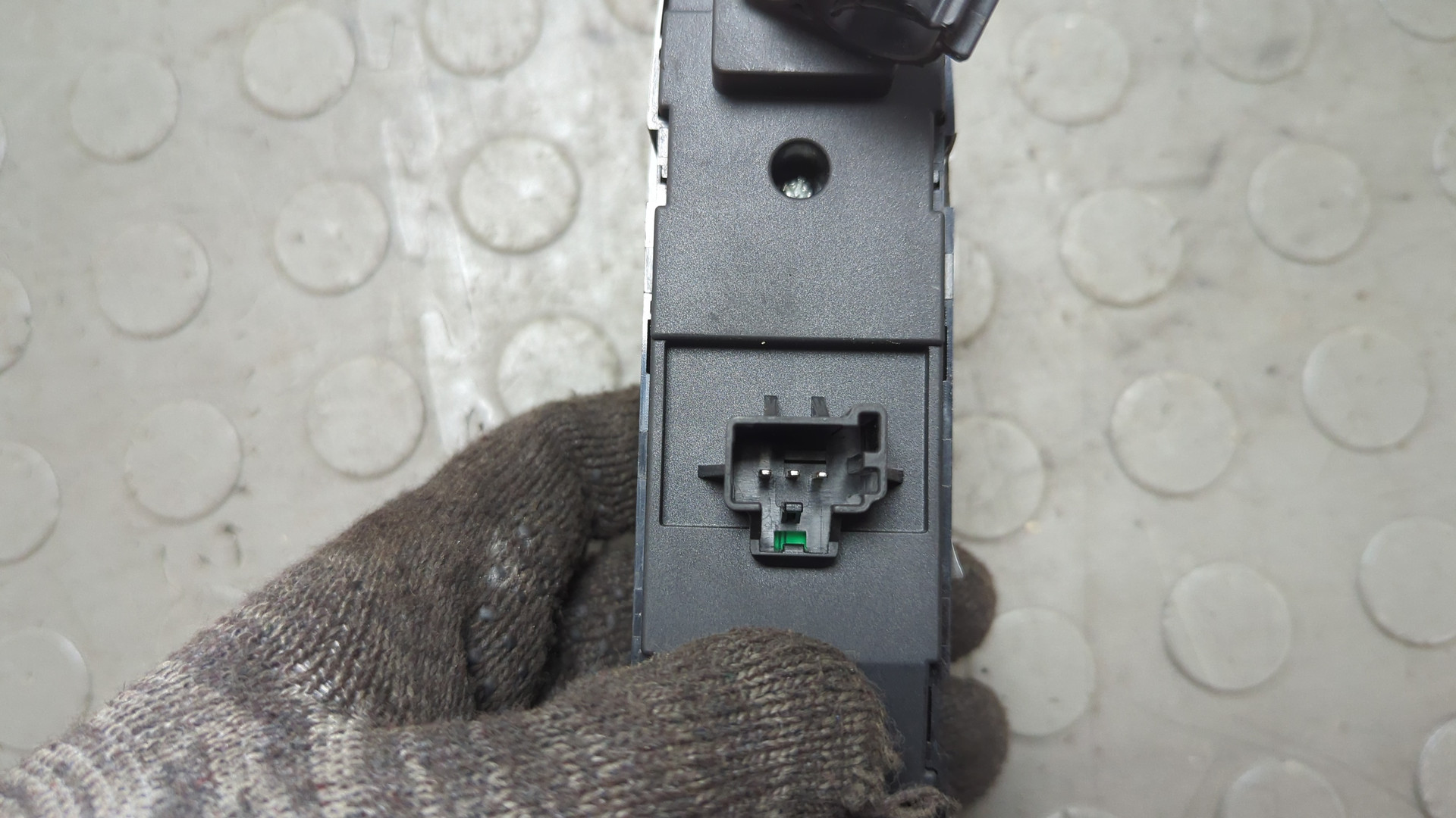 Кнопка стеклоподъемника