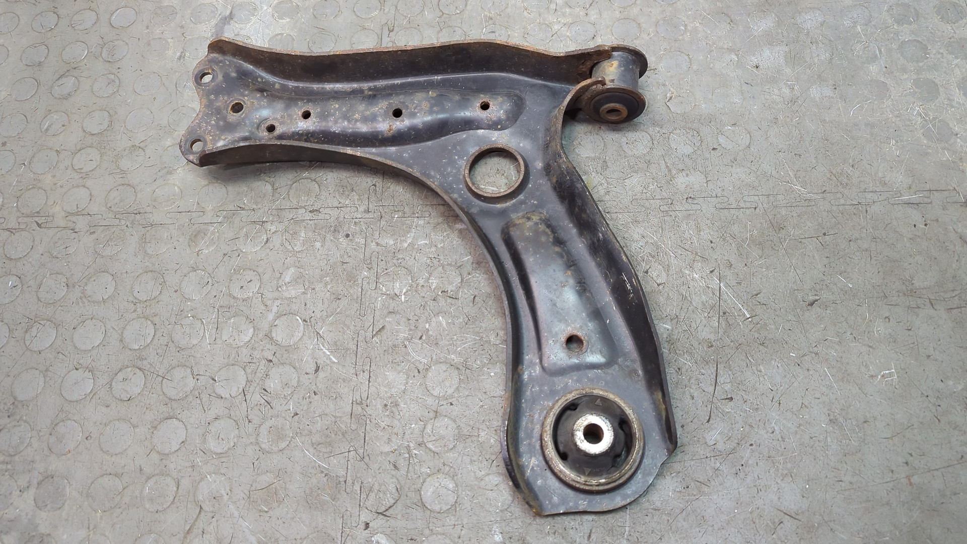 Рычаг передний правый