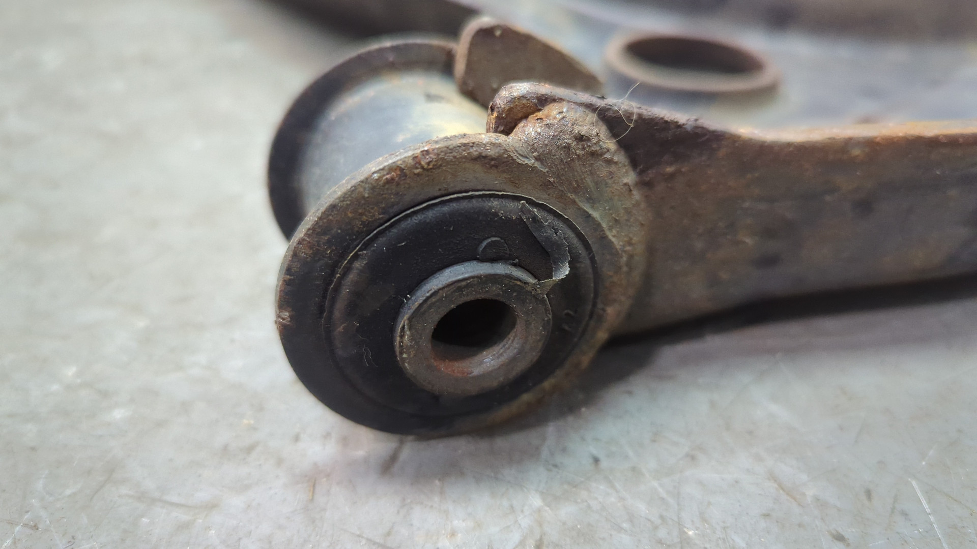 Рычаг передний правый