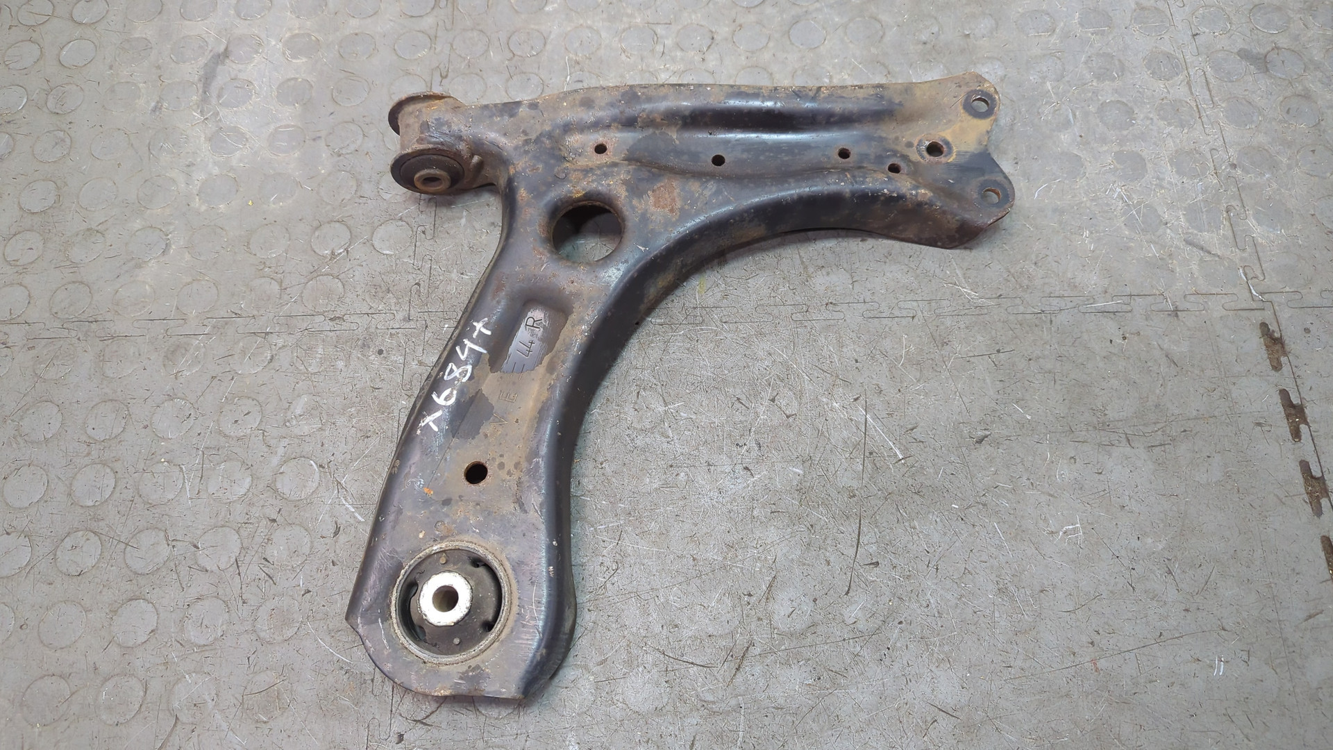 Рычаг передний правый