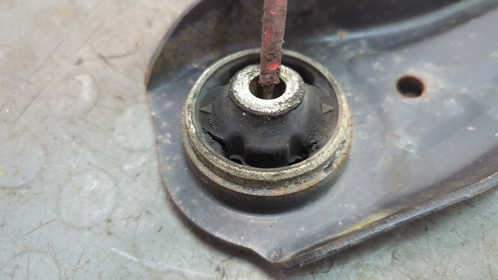 Рычаг передний правый