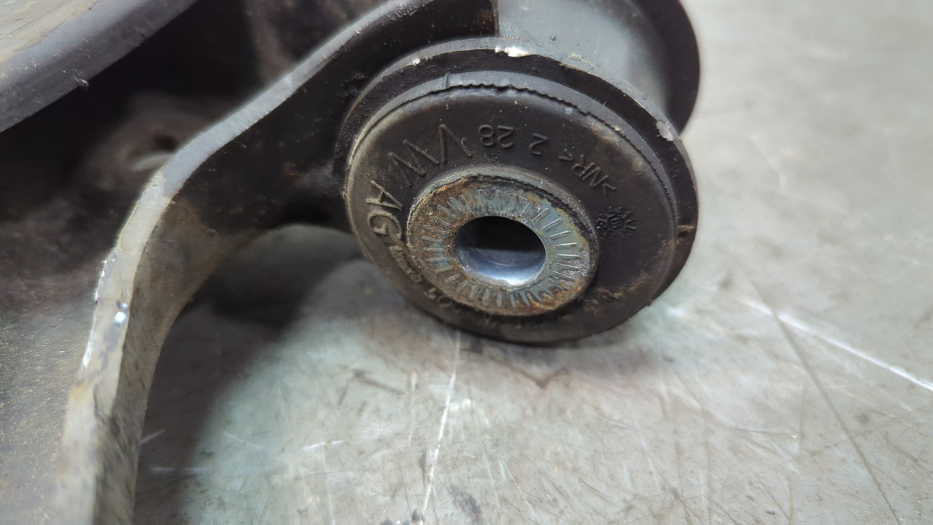 Рычаг передний правый