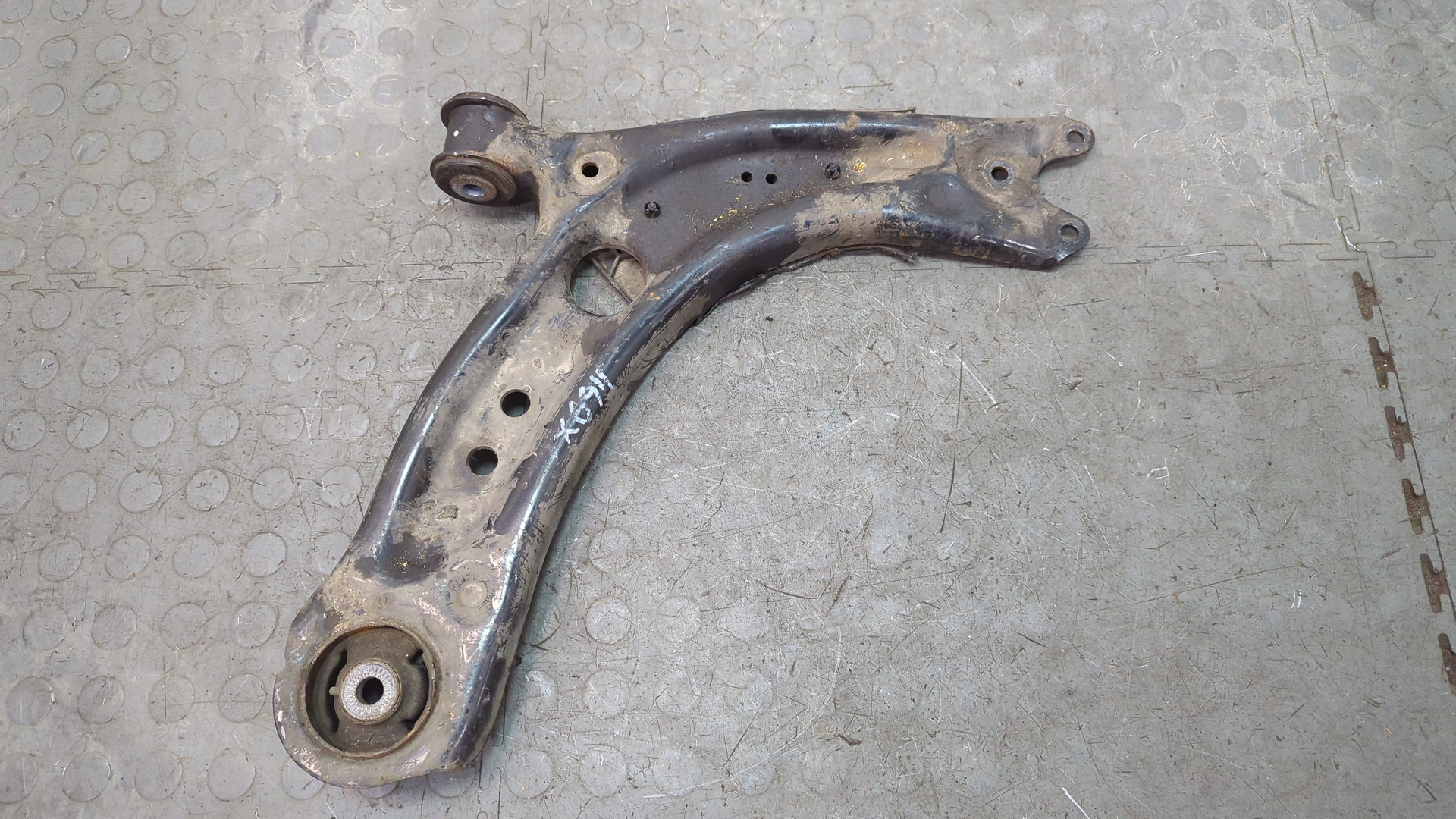 Рычаг передний правый