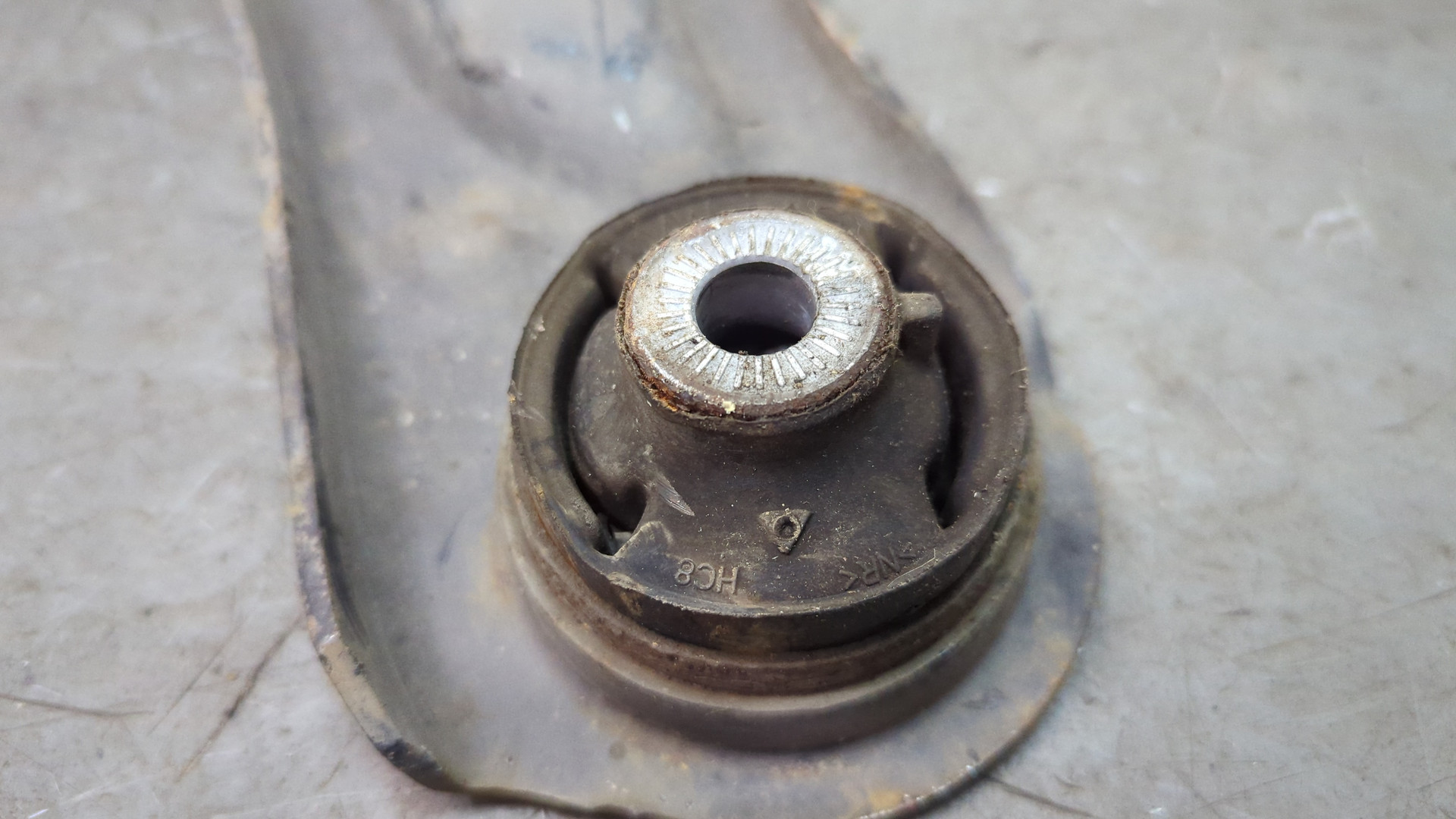 Рычаг передний правый