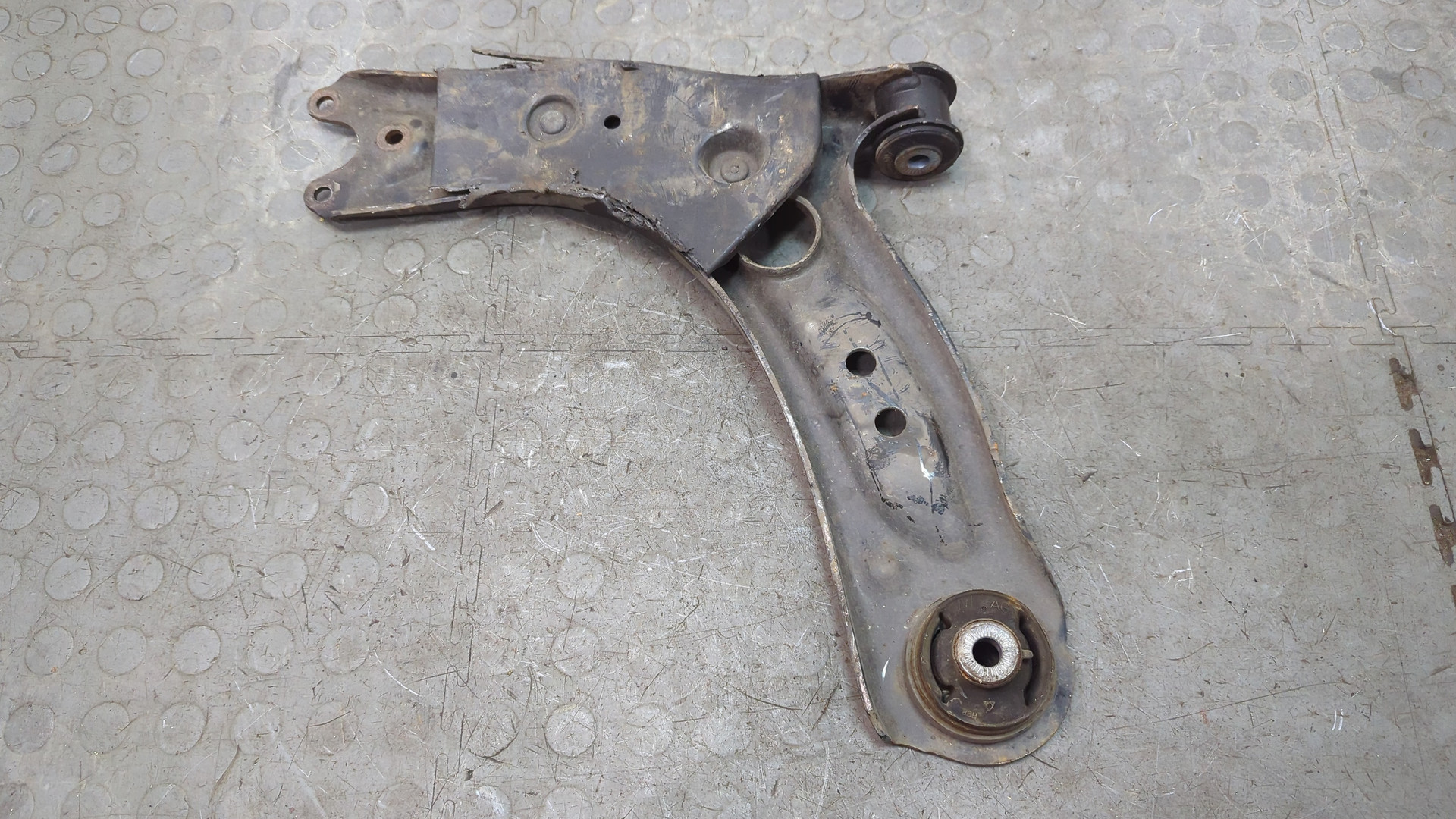 Рычаг передний правый