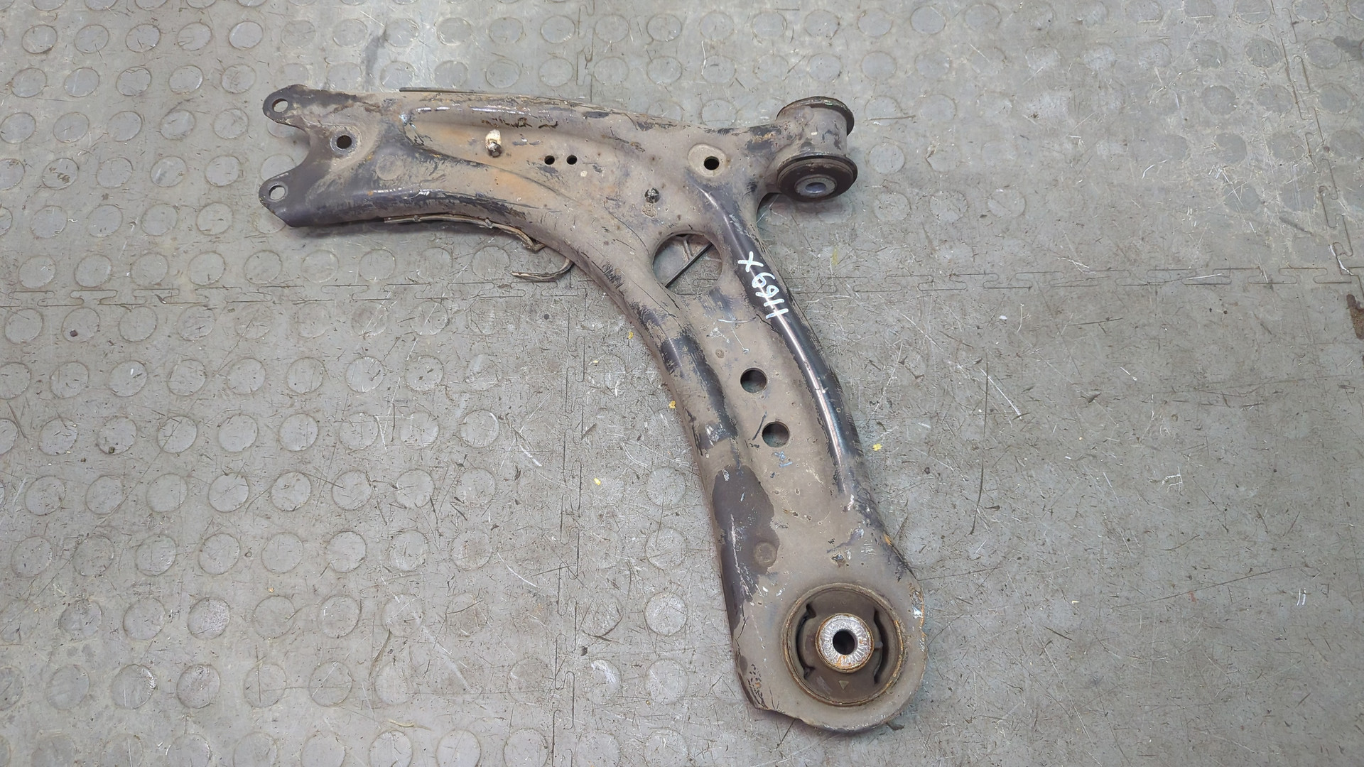 Рычаг передний левый
