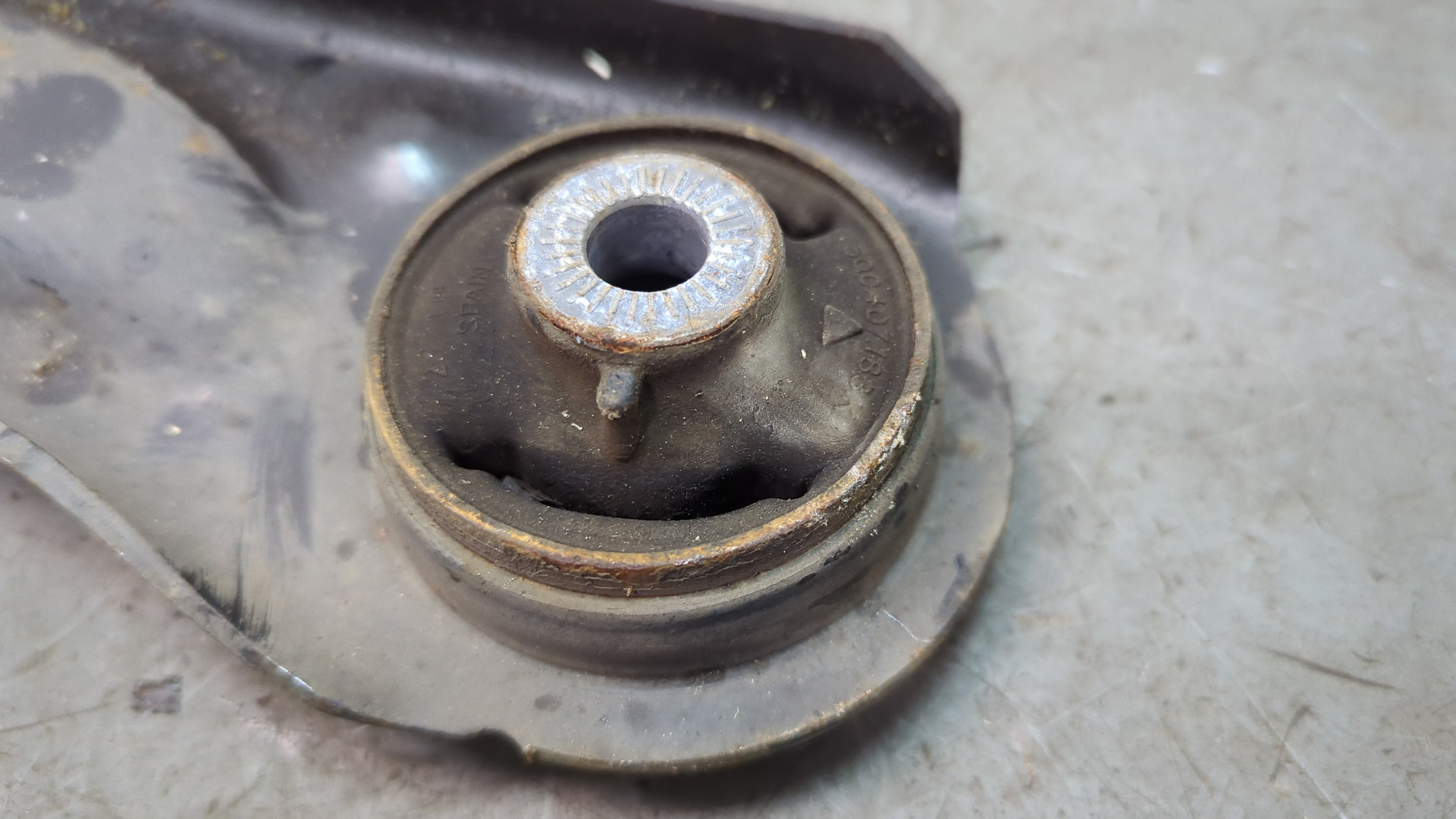 Рычаг передний левый