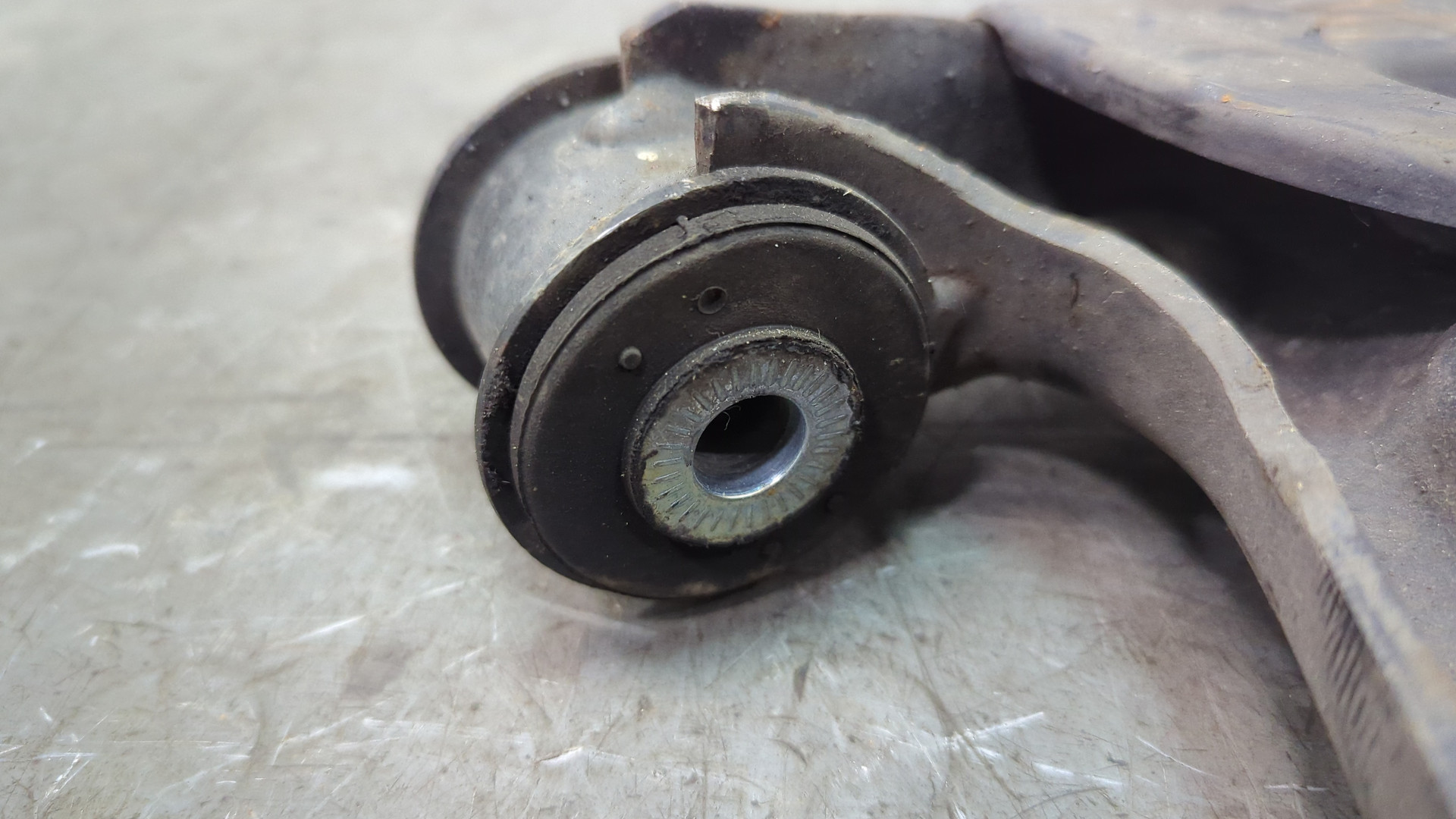 Рычаг передний левый