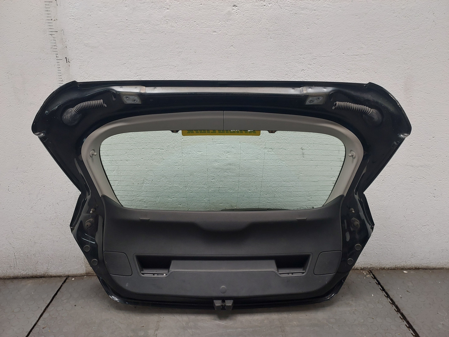 Дверь багажника