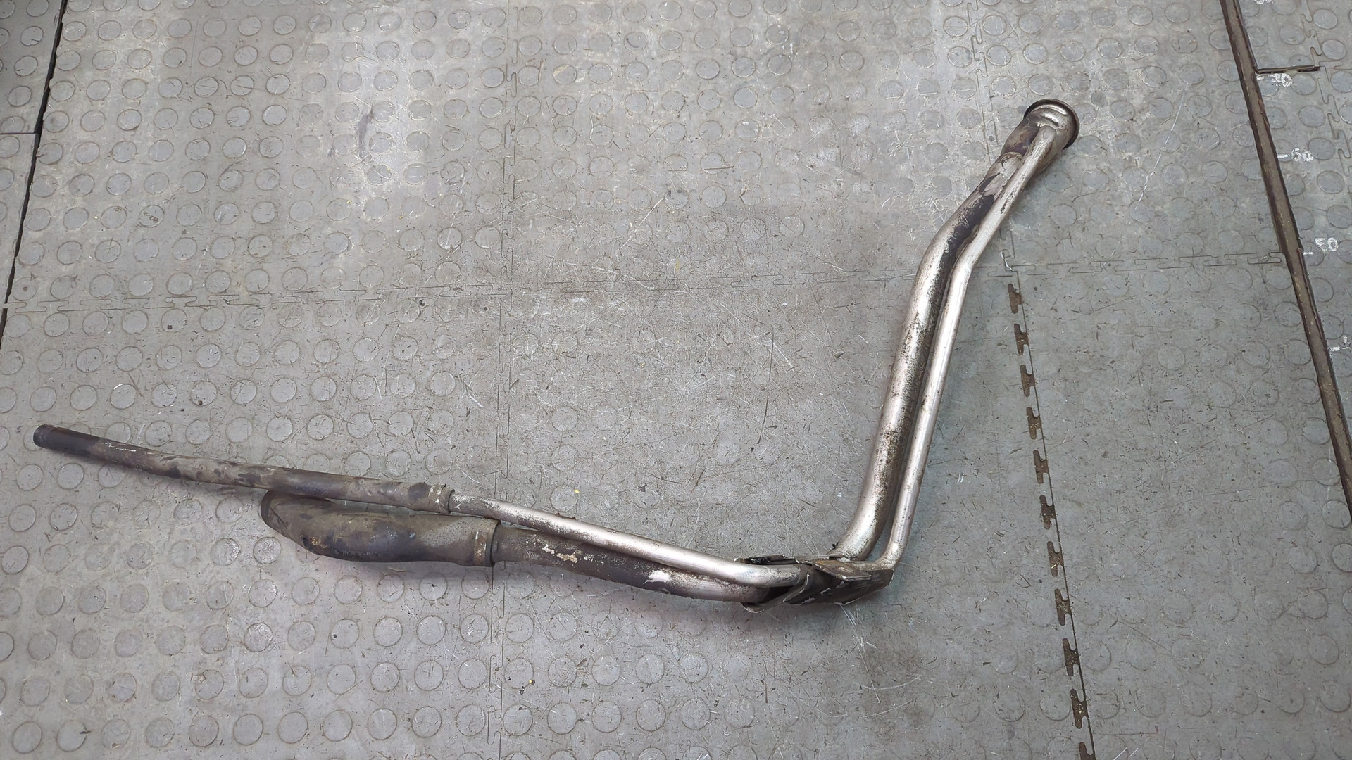 Горловина топливного бака