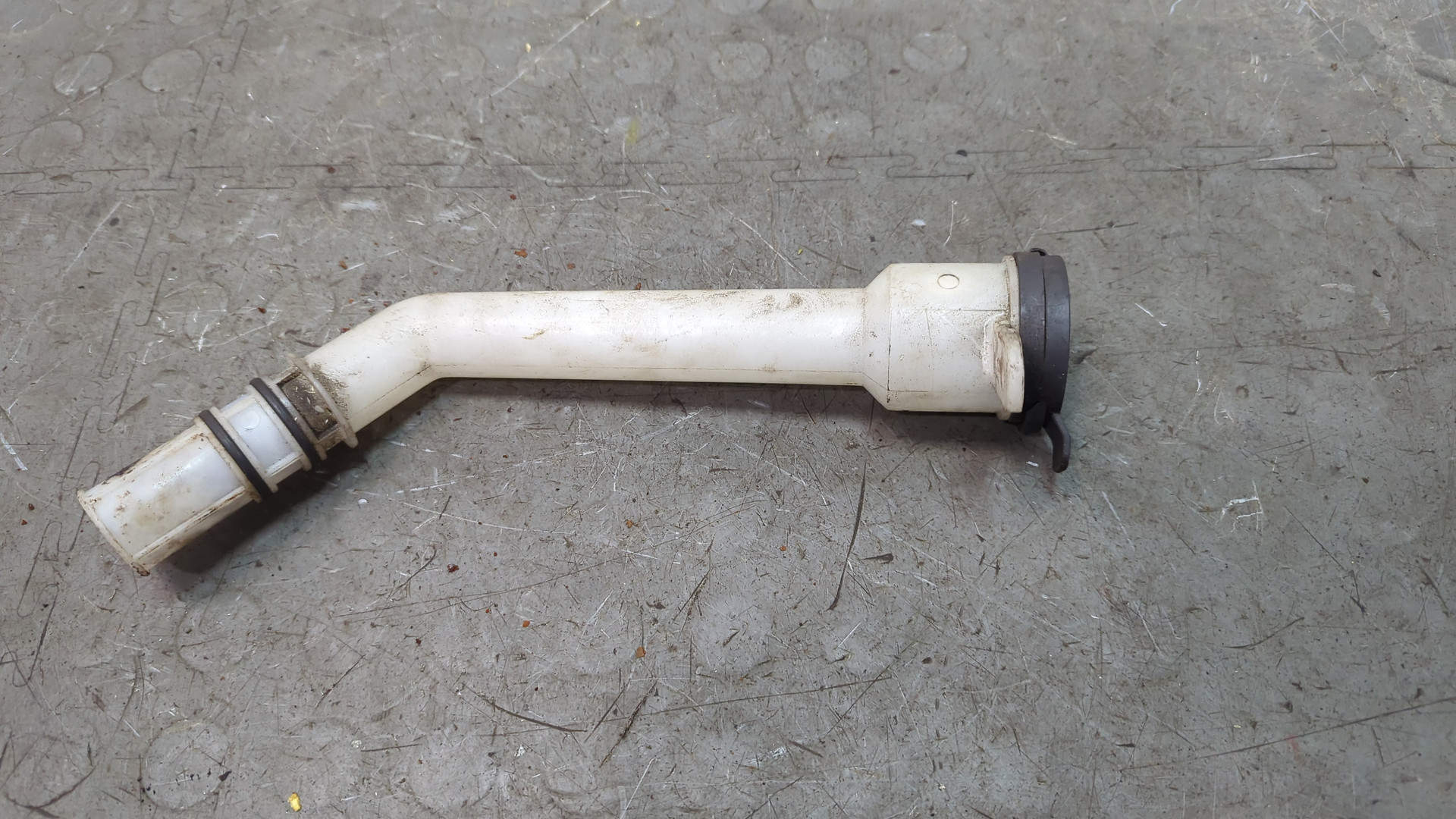 Горловина бачка омывателя