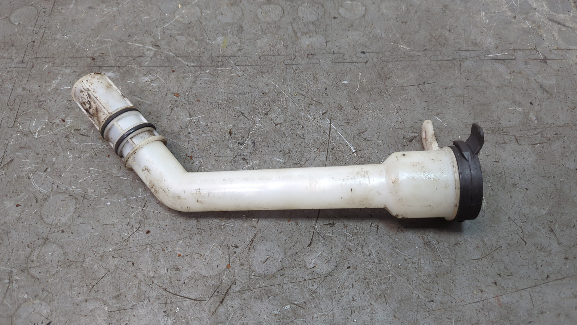 Горловина бачка омывателя