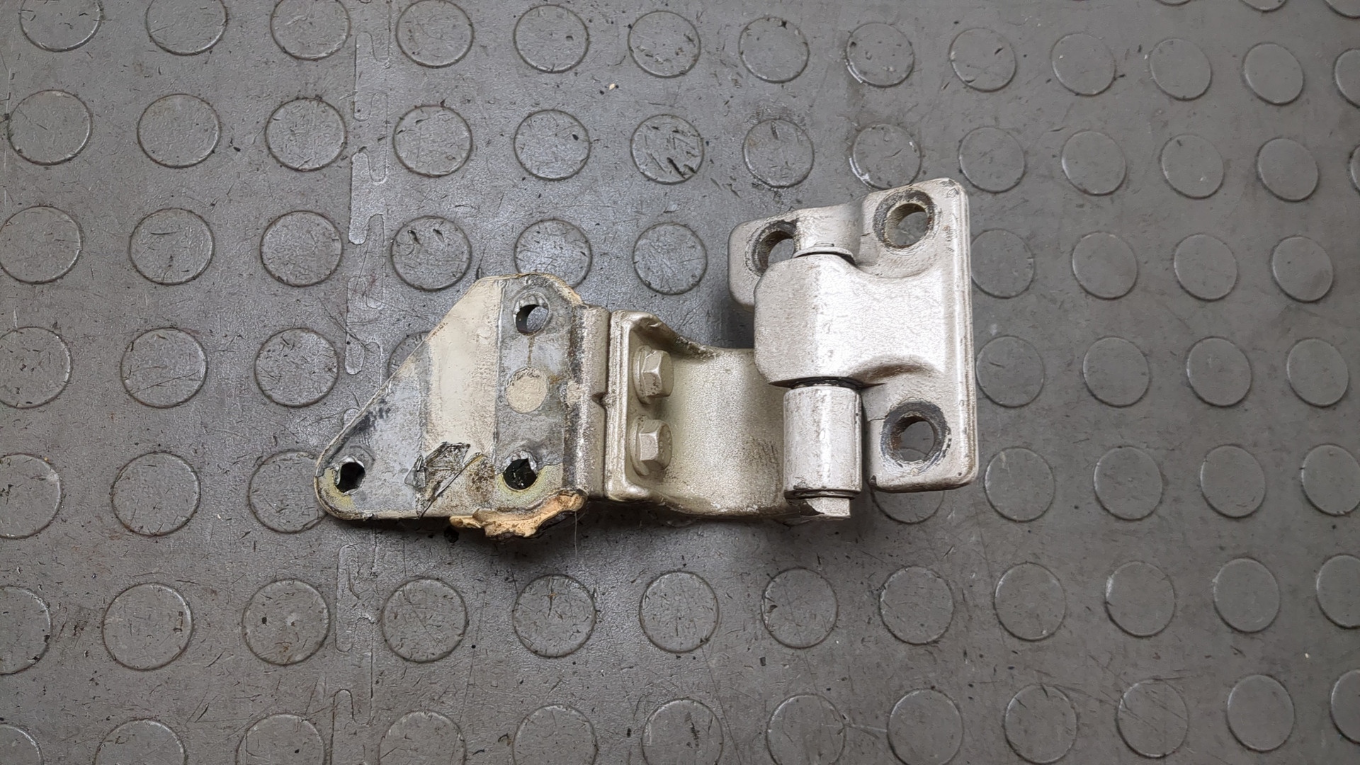 Петля двери