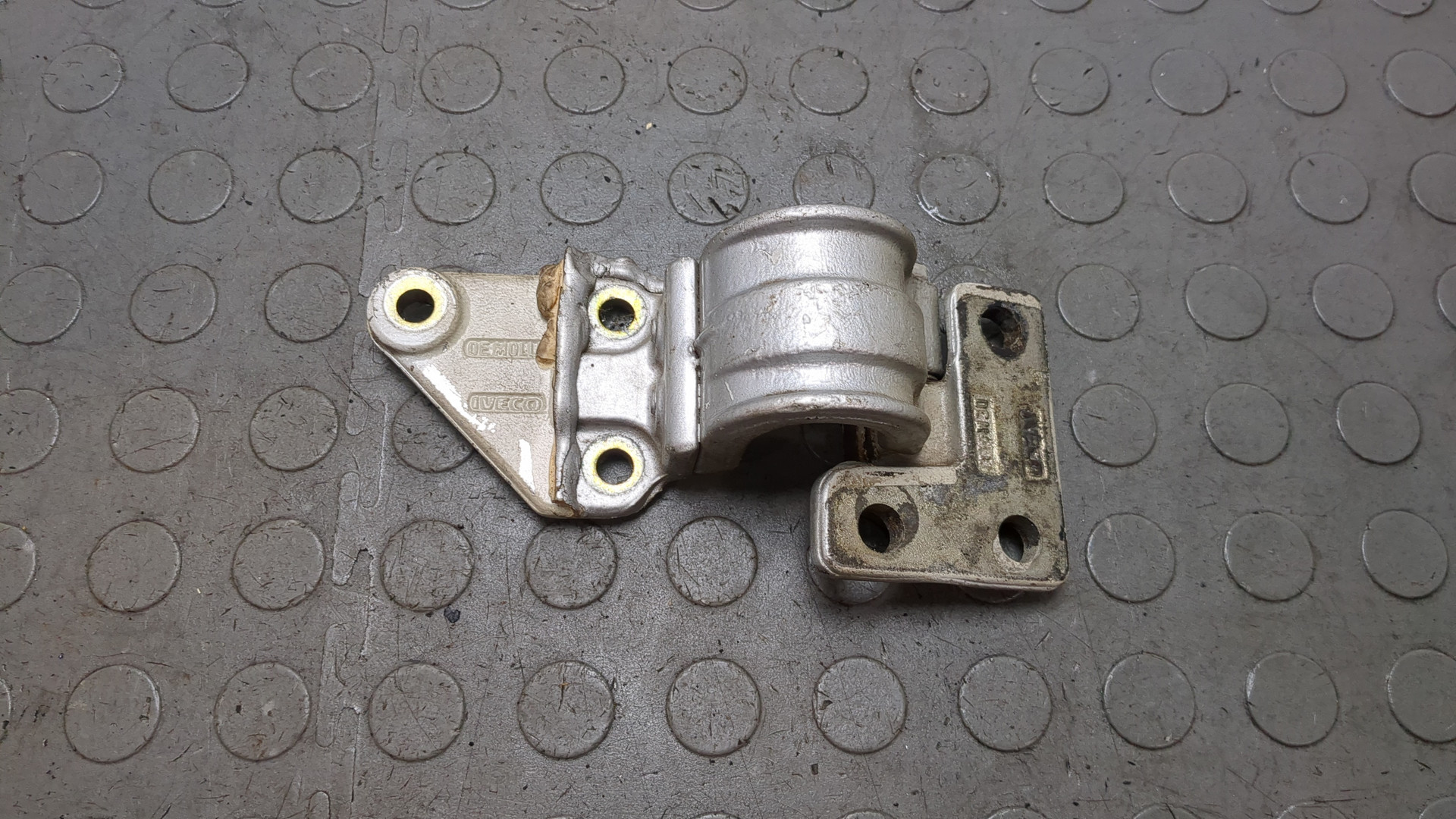 Петля двери