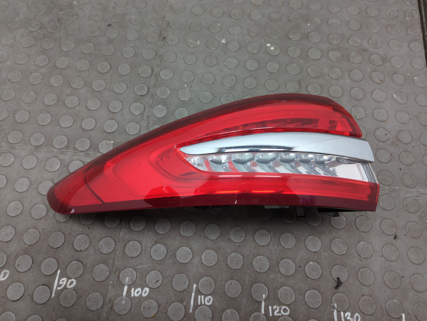 Фонарь задний левый