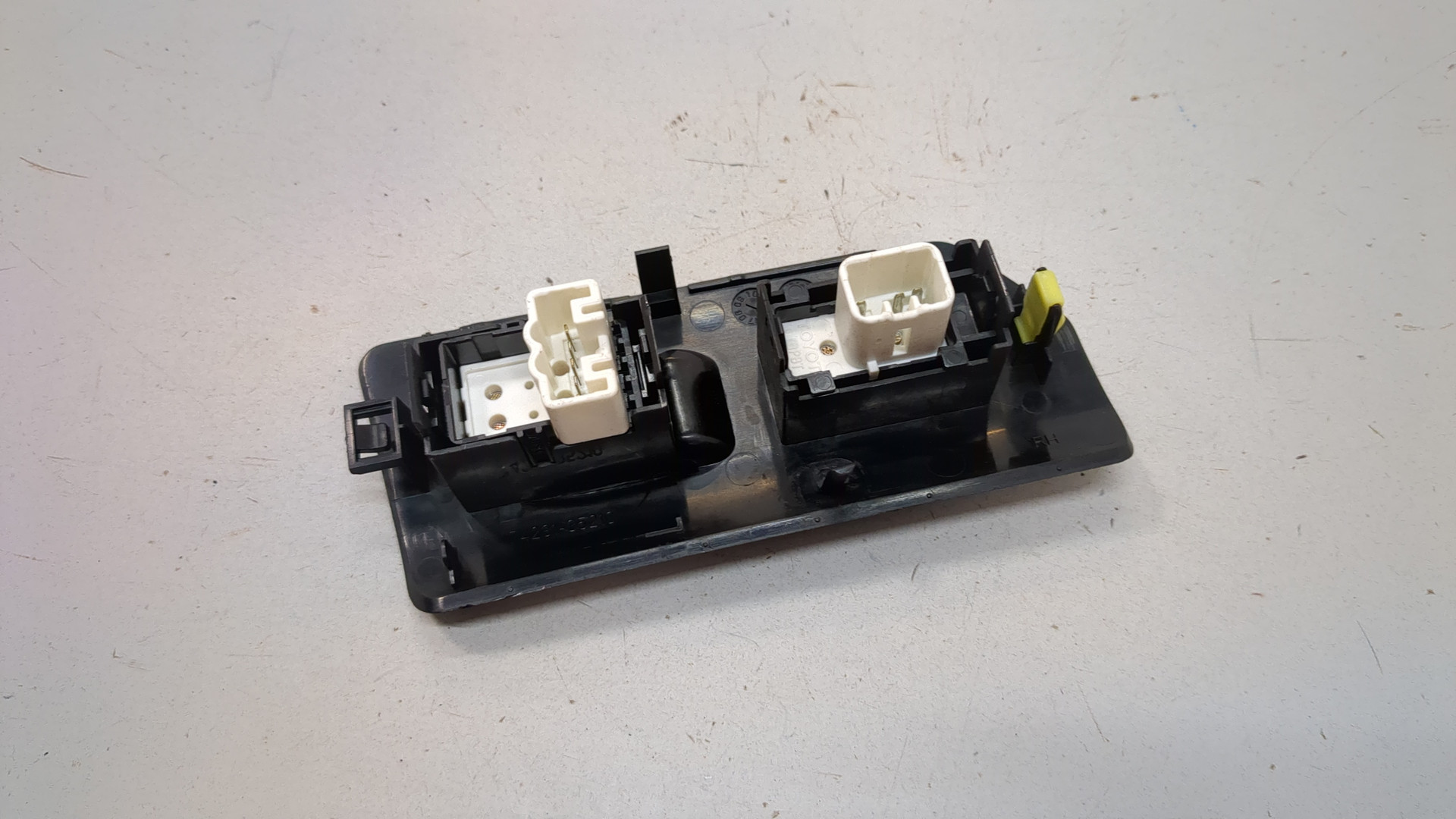 Кнопка стеклоподъемника