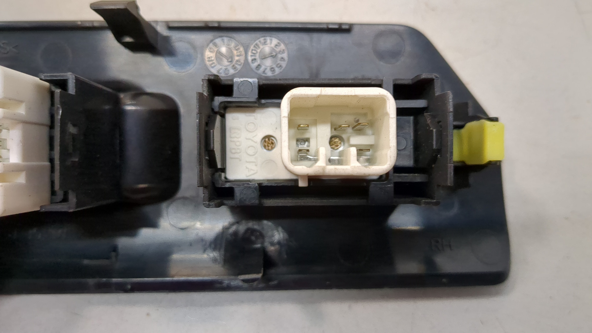 Кнопка стеклоподъемника