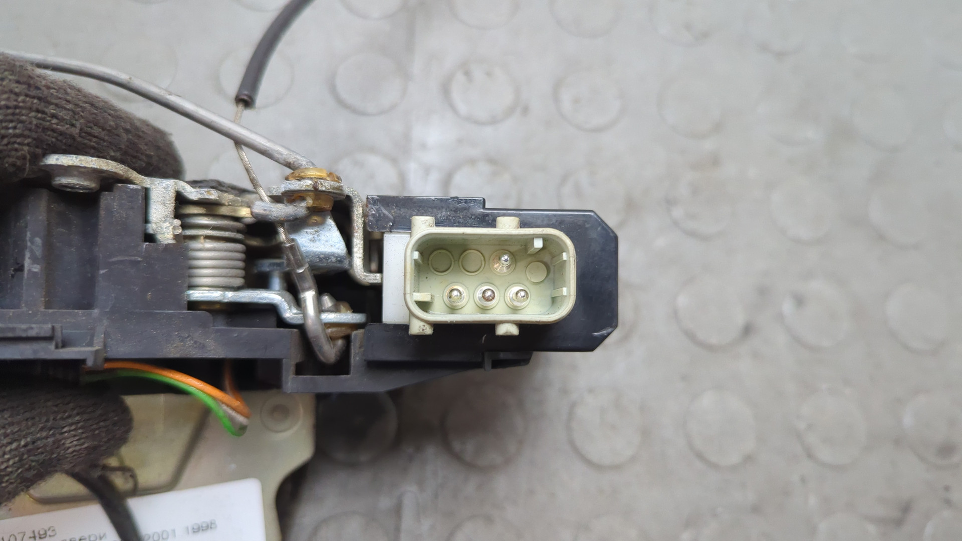 Замок двери передней левой