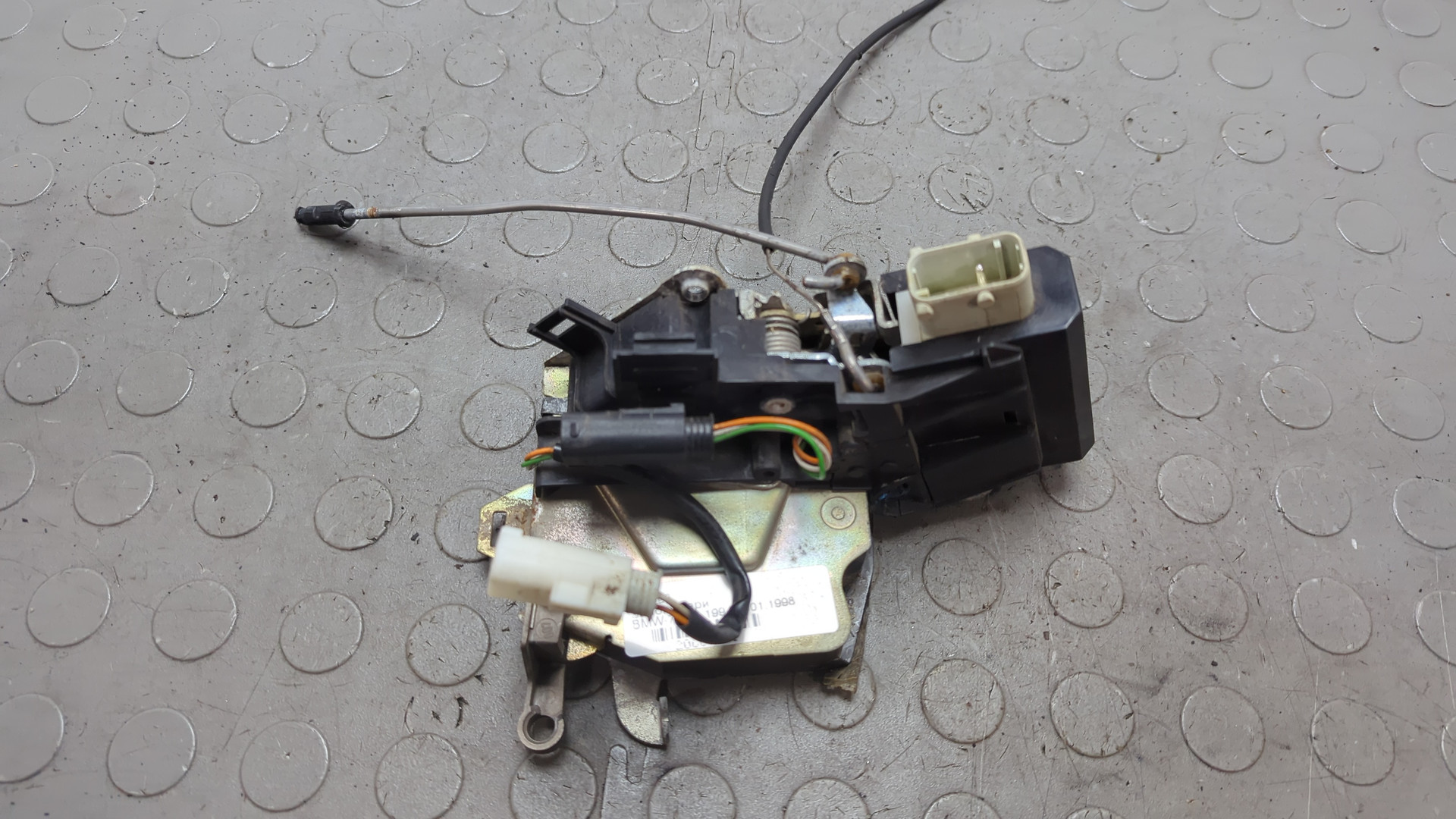 Замок двери передней левой