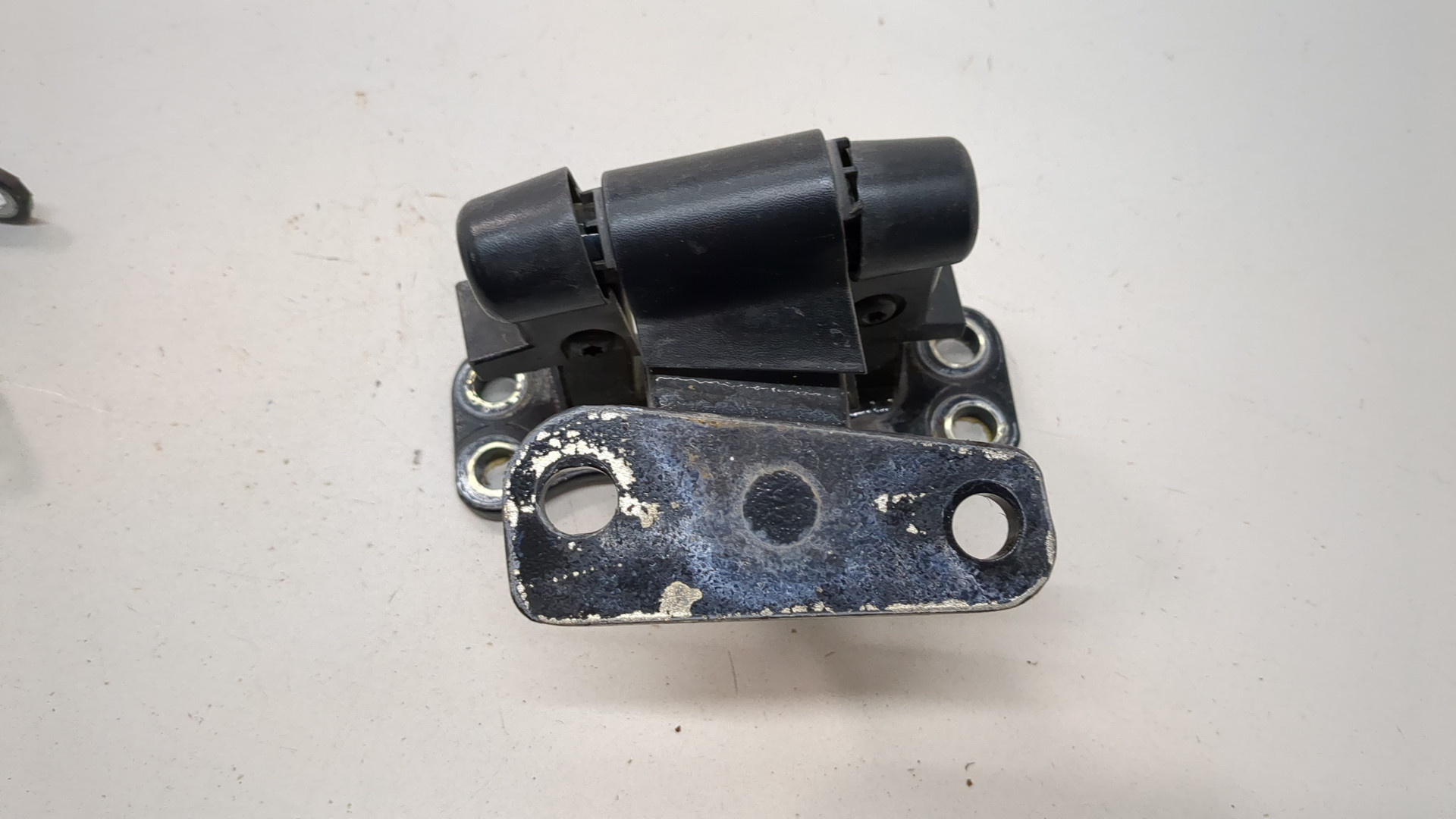 Петля крышки багажника