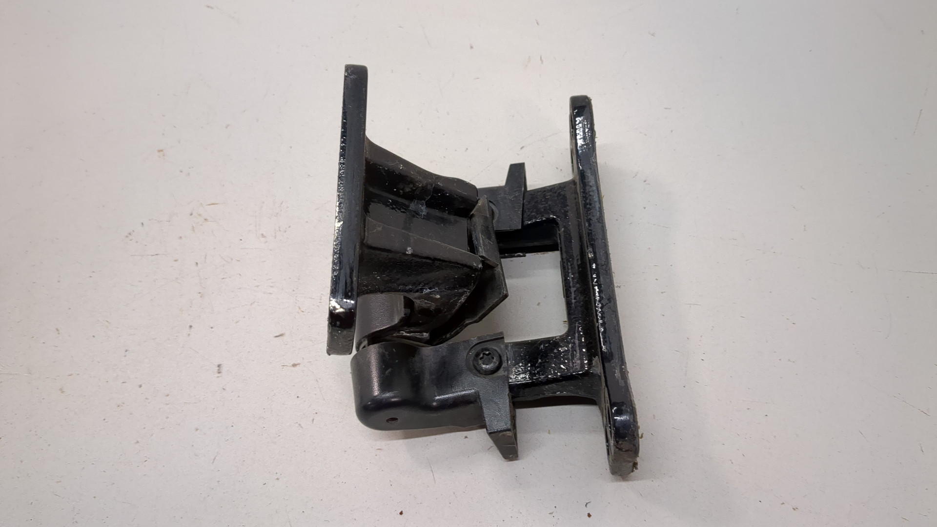 Петля крышки багажника