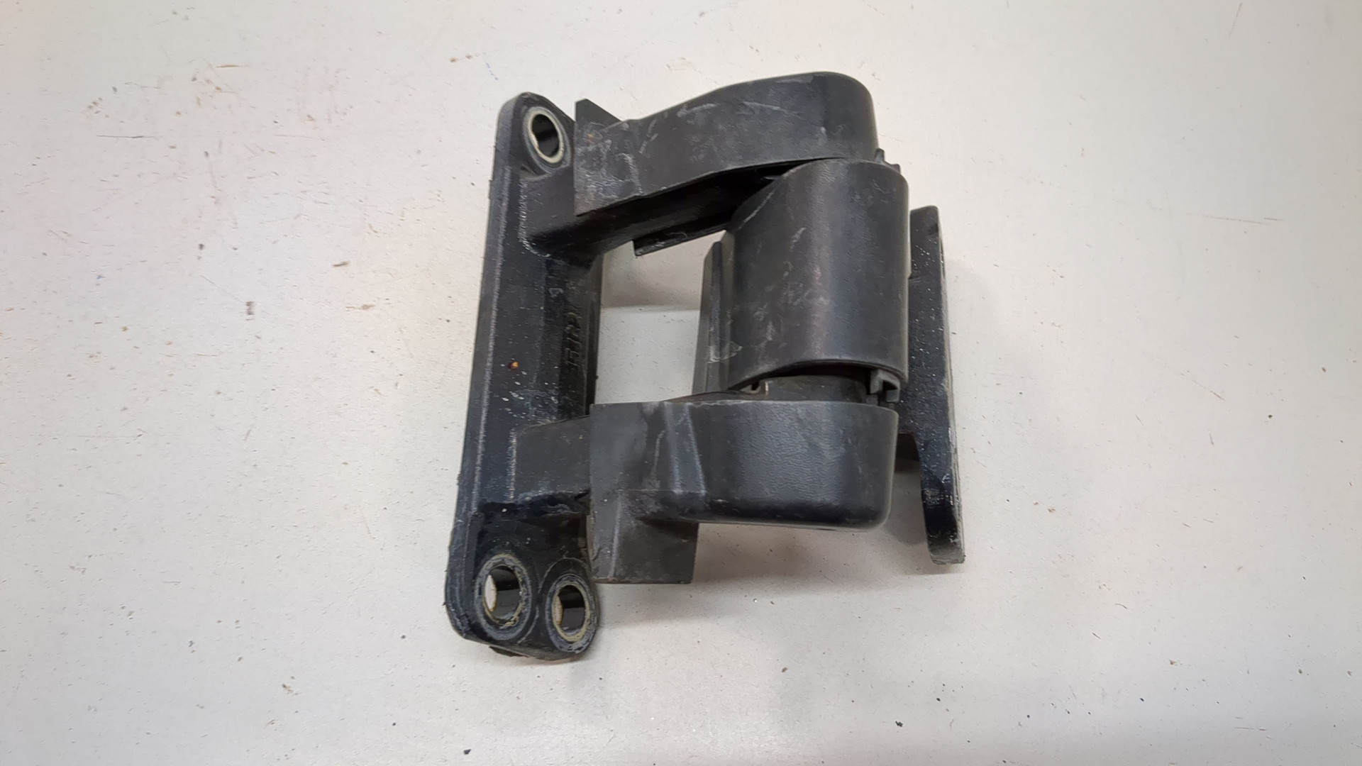 Петля крышки багажника