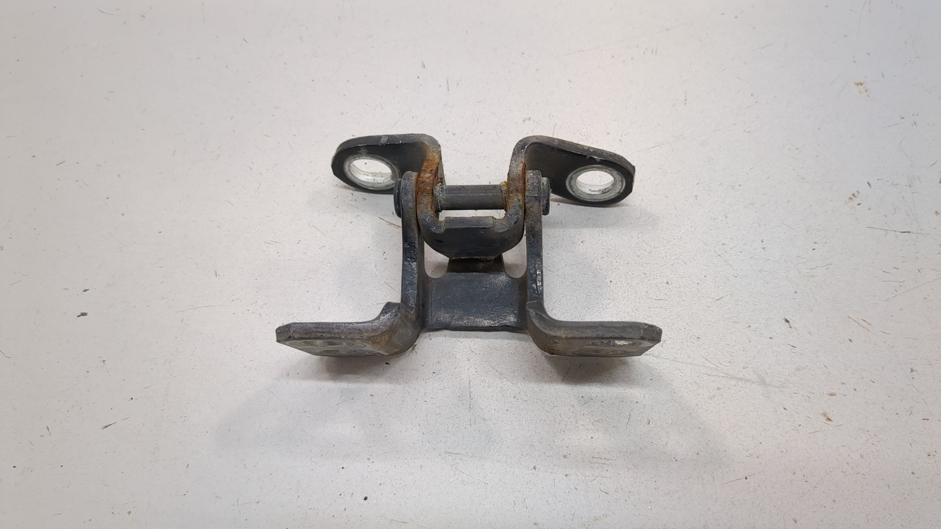 Петля крышки багажника