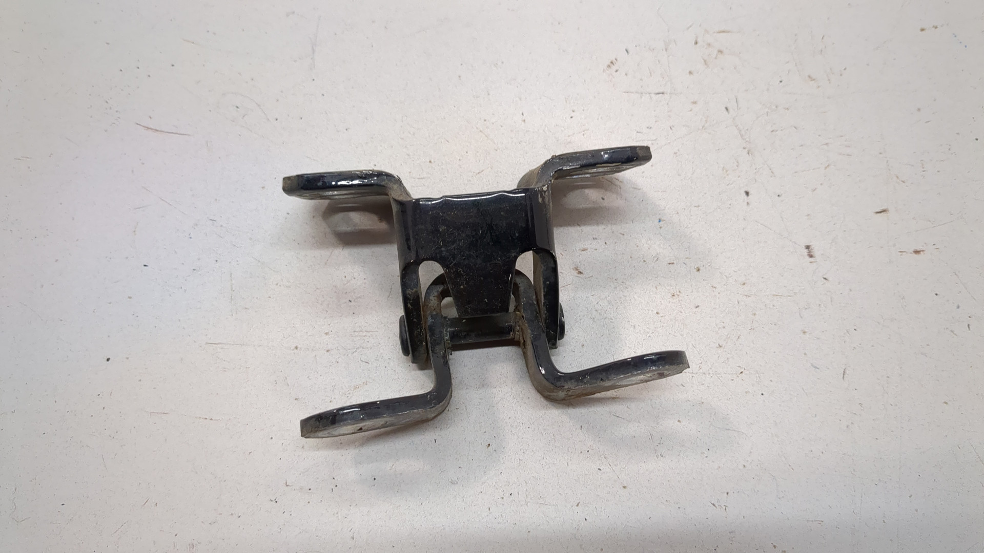 Петля крышки багажника