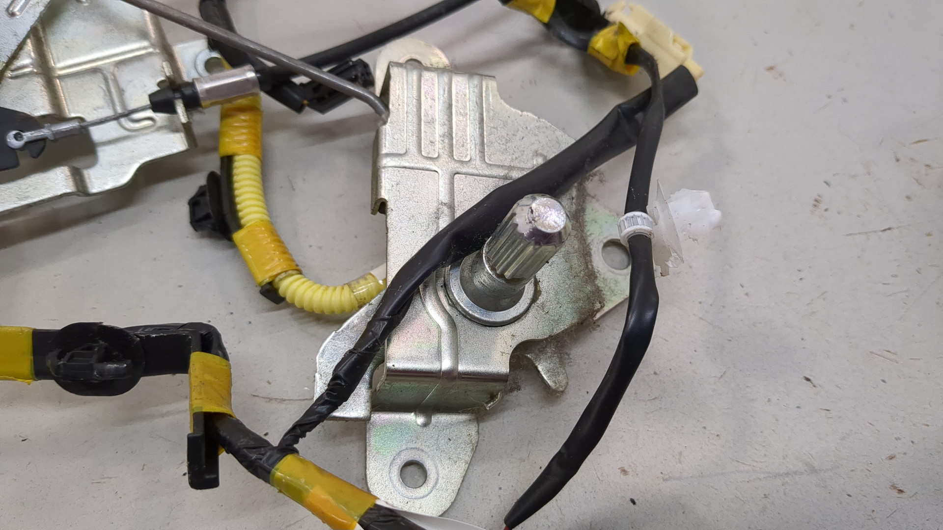 Замок двери задней левой