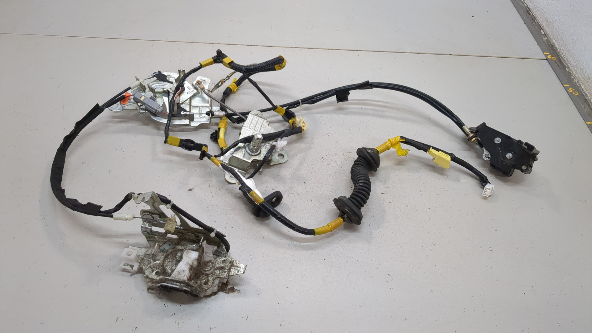 Замок двери задней левой