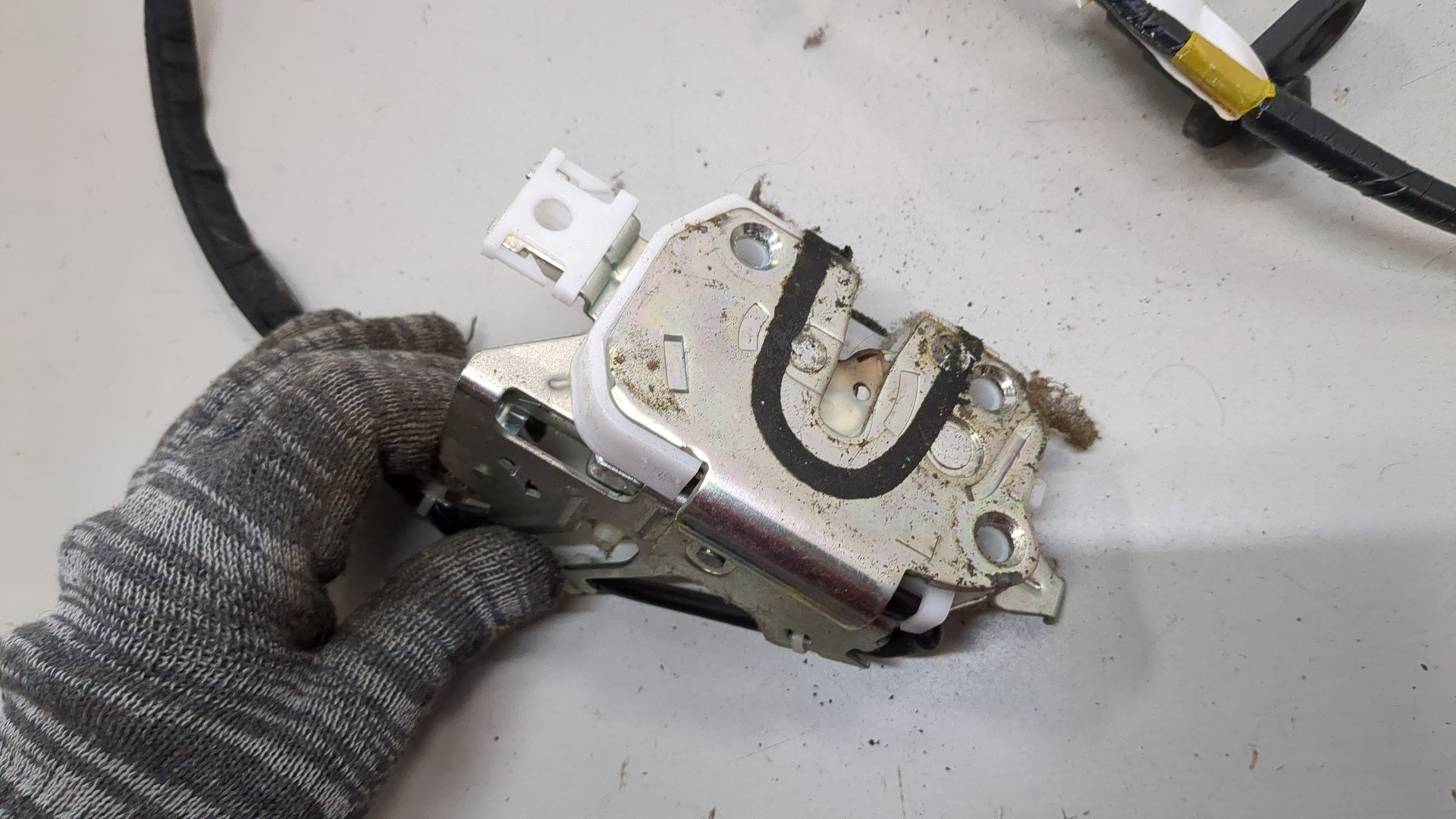 Замок двери задней левой