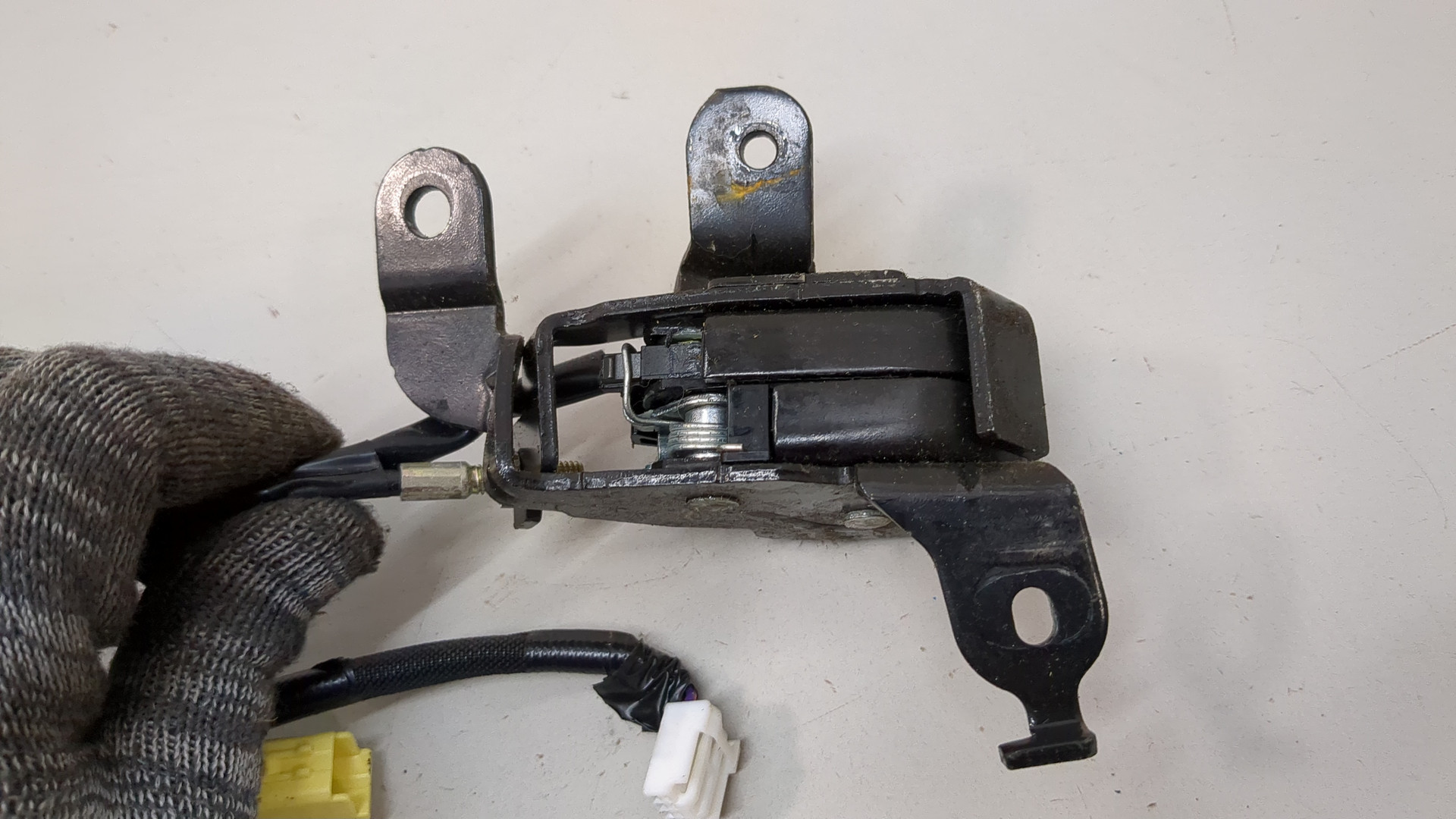 Замок двери задней левой