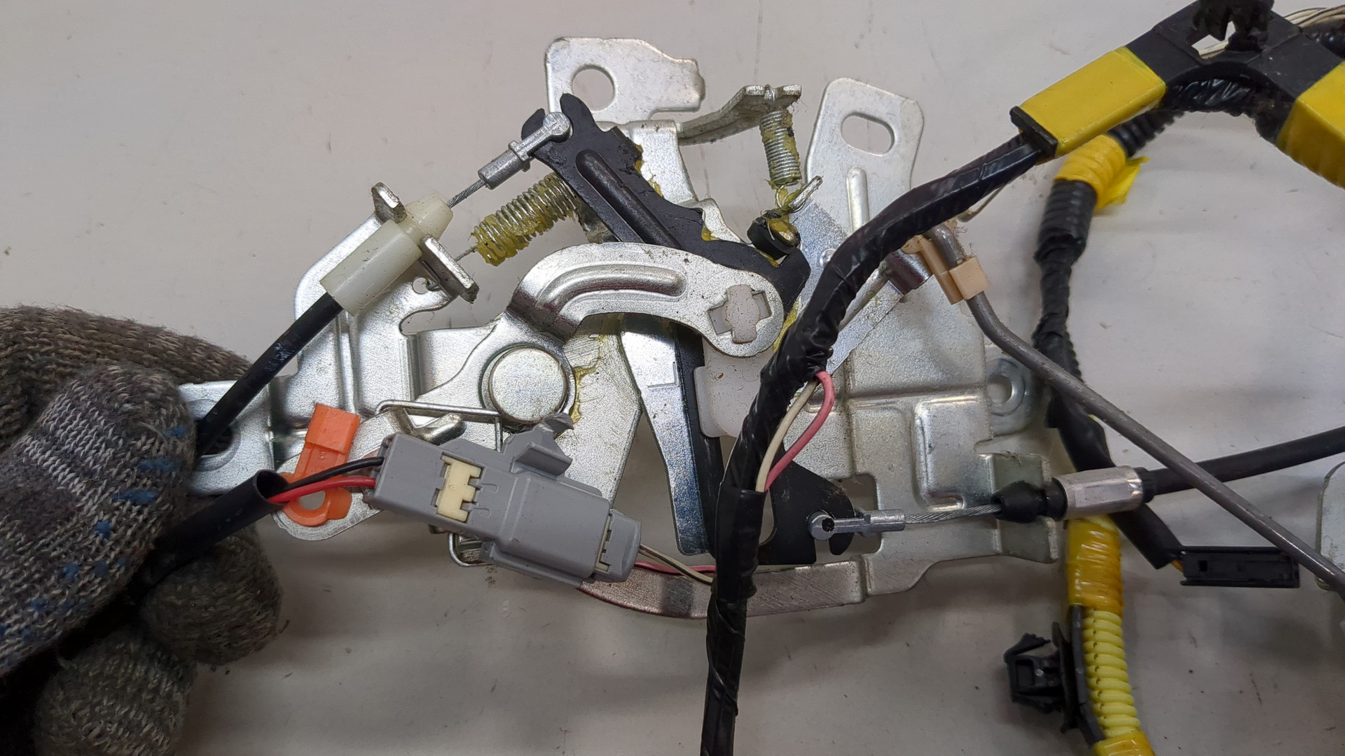 Замок двери задней левой