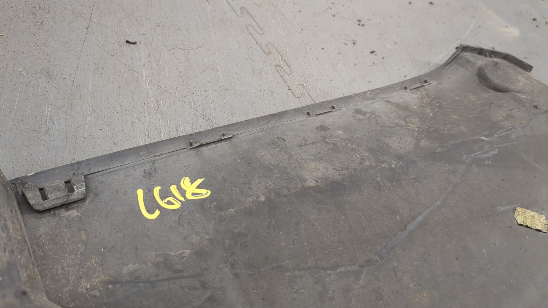 Кожух замка капота