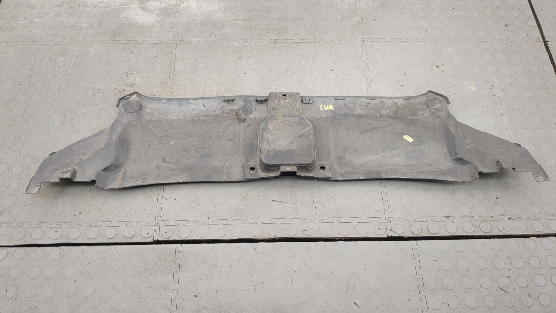 Кожух замка капота