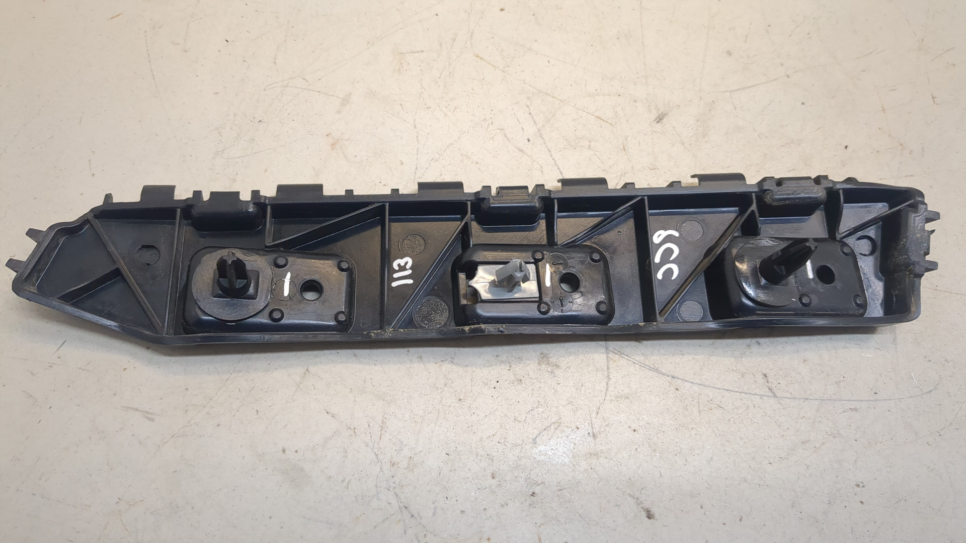 Кронштейн заднего бампера правый