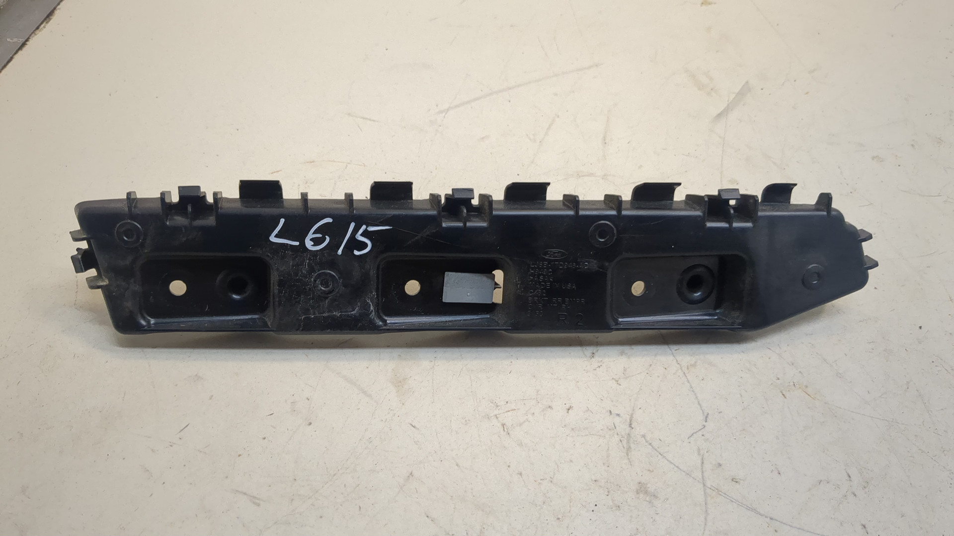 Кронштейн заднего бампера правый