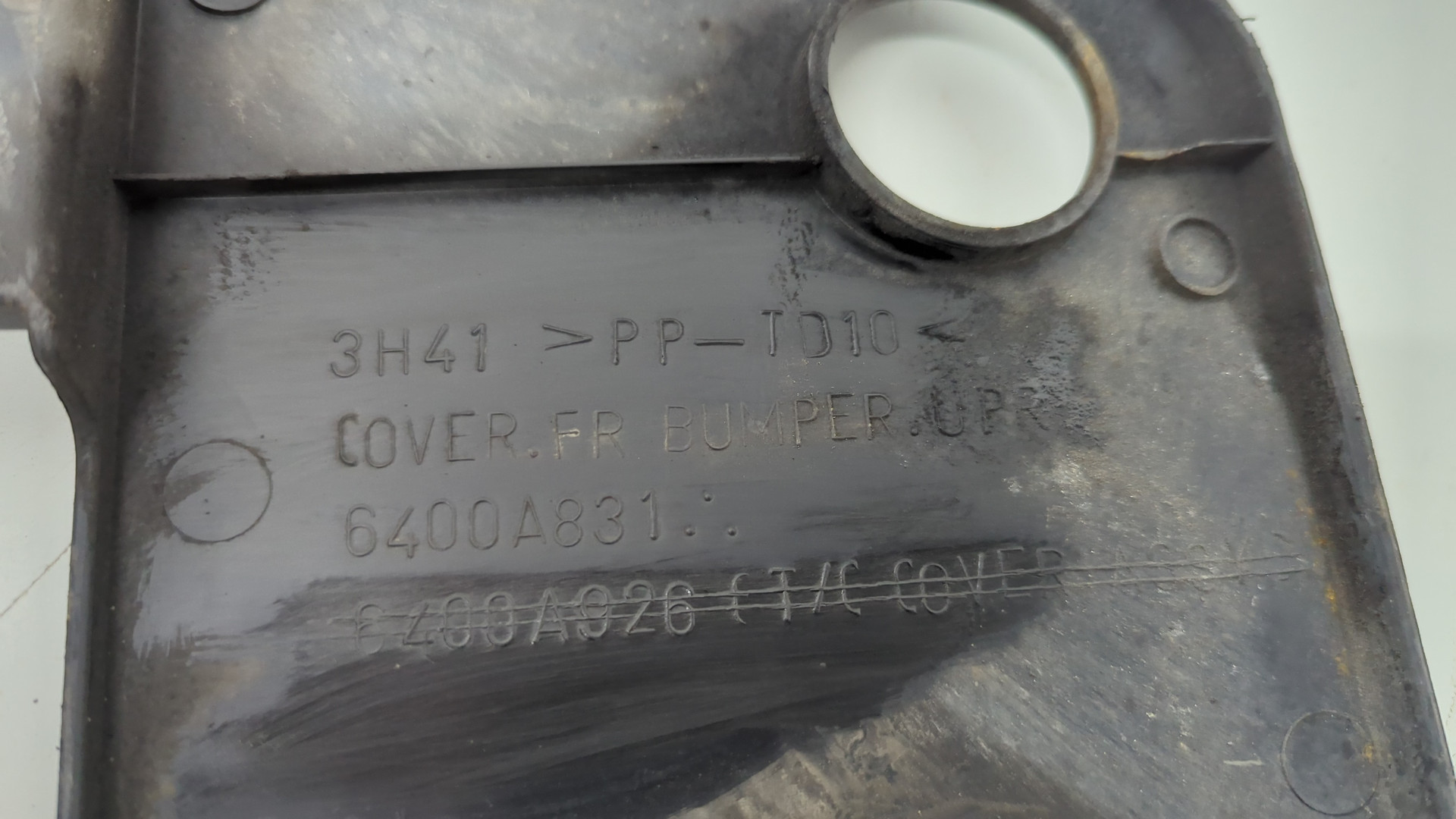 Кожух замка капота